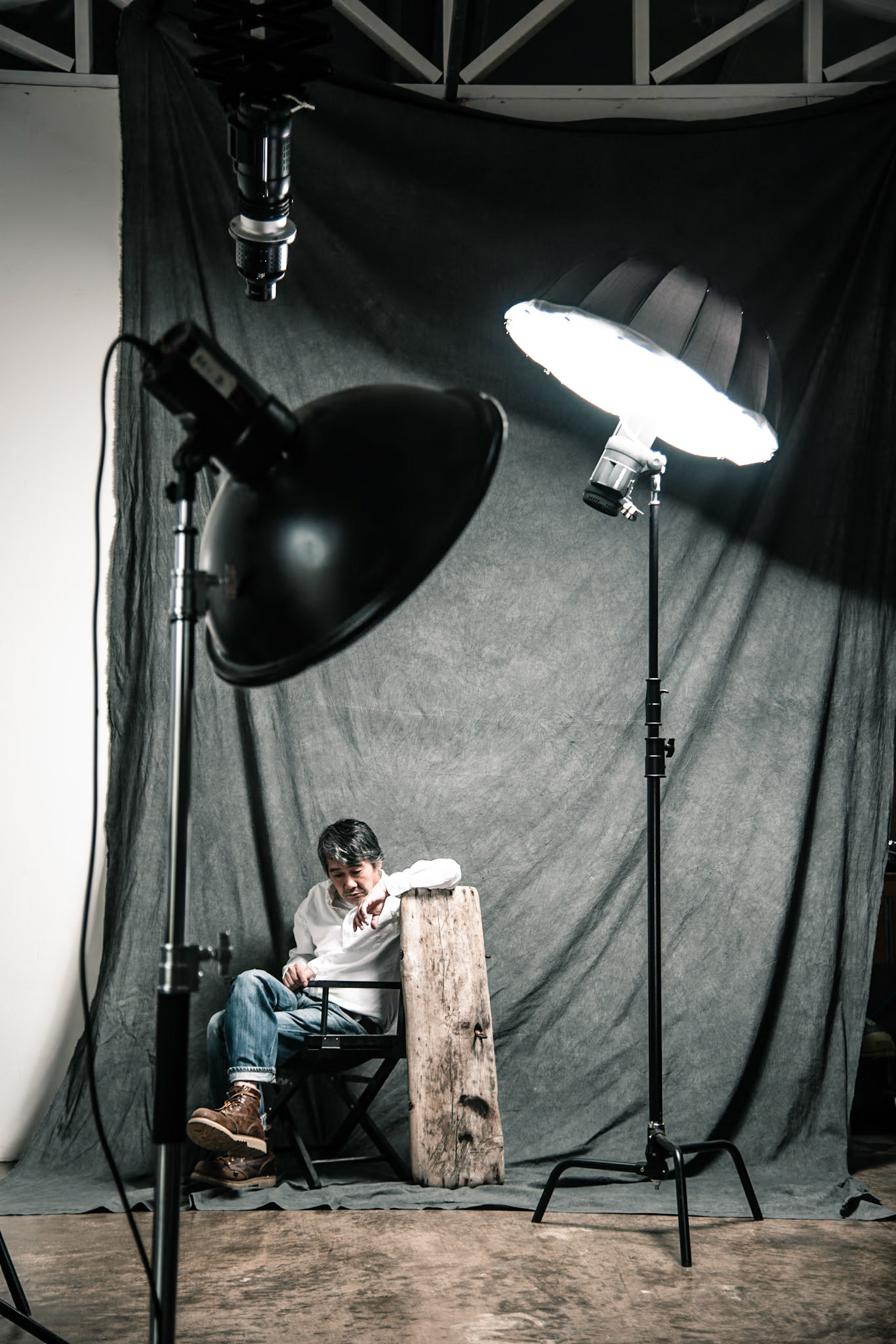 내 사진의 선생님제주 다녀가신다기에 얼른 옷가지 몇 개 가져와 달라고 부탁드리고 사진을 찍었다.아마도 제주에 온 후 만난 가장 좋은 모델.사진가와 모델로 만나는 것이 아니라 같이 조명과 배경을 고민하며 20년도 더 된 그때를 생각했다.표정을, 몸을 어떻게 써야 하는지 아는 사람.고맙고 든든한 내 사진의 바탕.