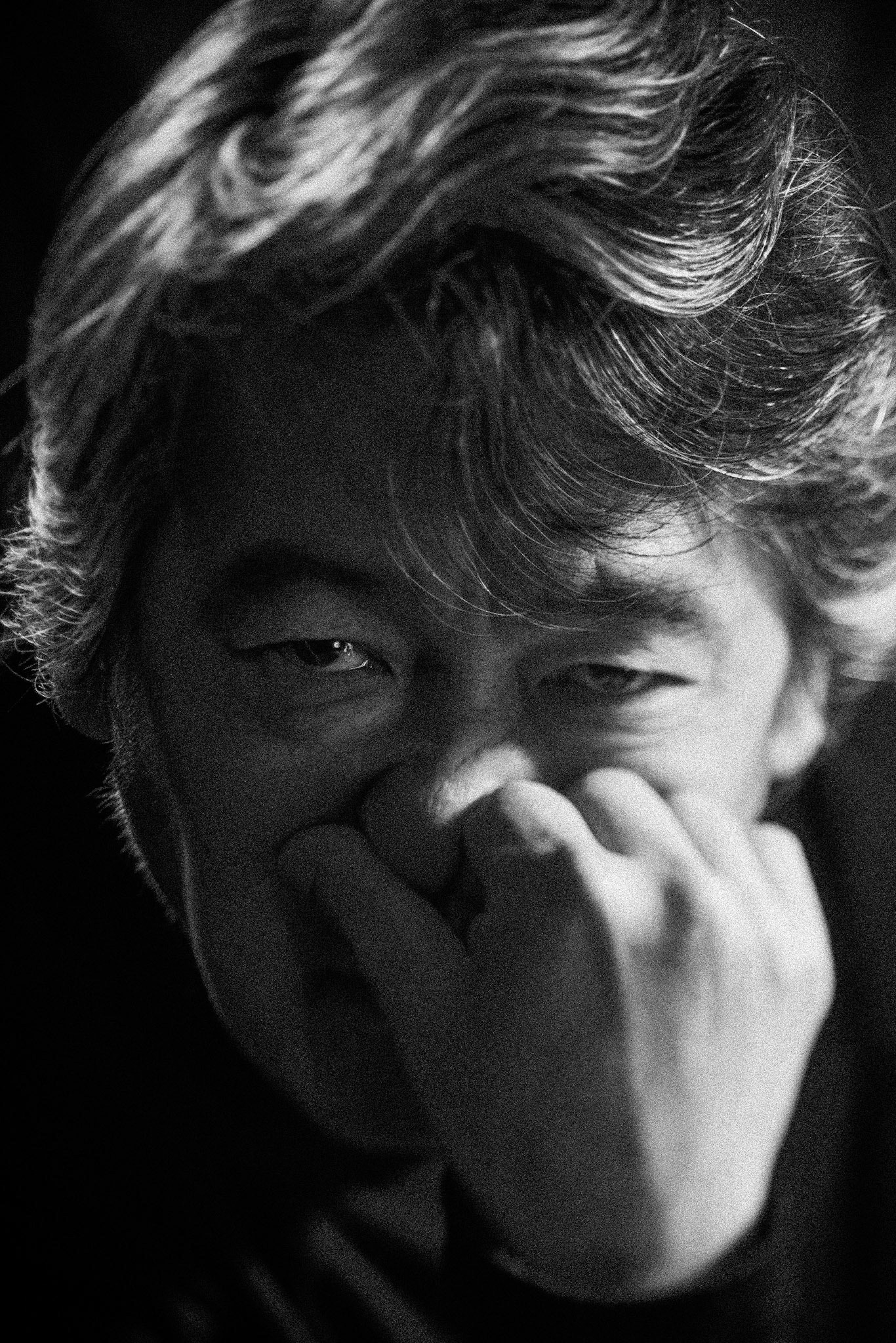 내 사진의 선생님제주 다녀가신다기에 얼른 옷가지 몇 개 가져와 달라고 부탁드리고 사진을 찍었다.아마도 제주에 온 후 만난 가장 좋은 모델.사진가와 모델로 만나는 것이 아니라 같이 조명과 배경을 고민하며 20년도 더 된 그때를 생각했다.표정을, 몸을 어떻게 써야 하는지 아는 사람.고맙고 든든한 내 사진의 바탕.