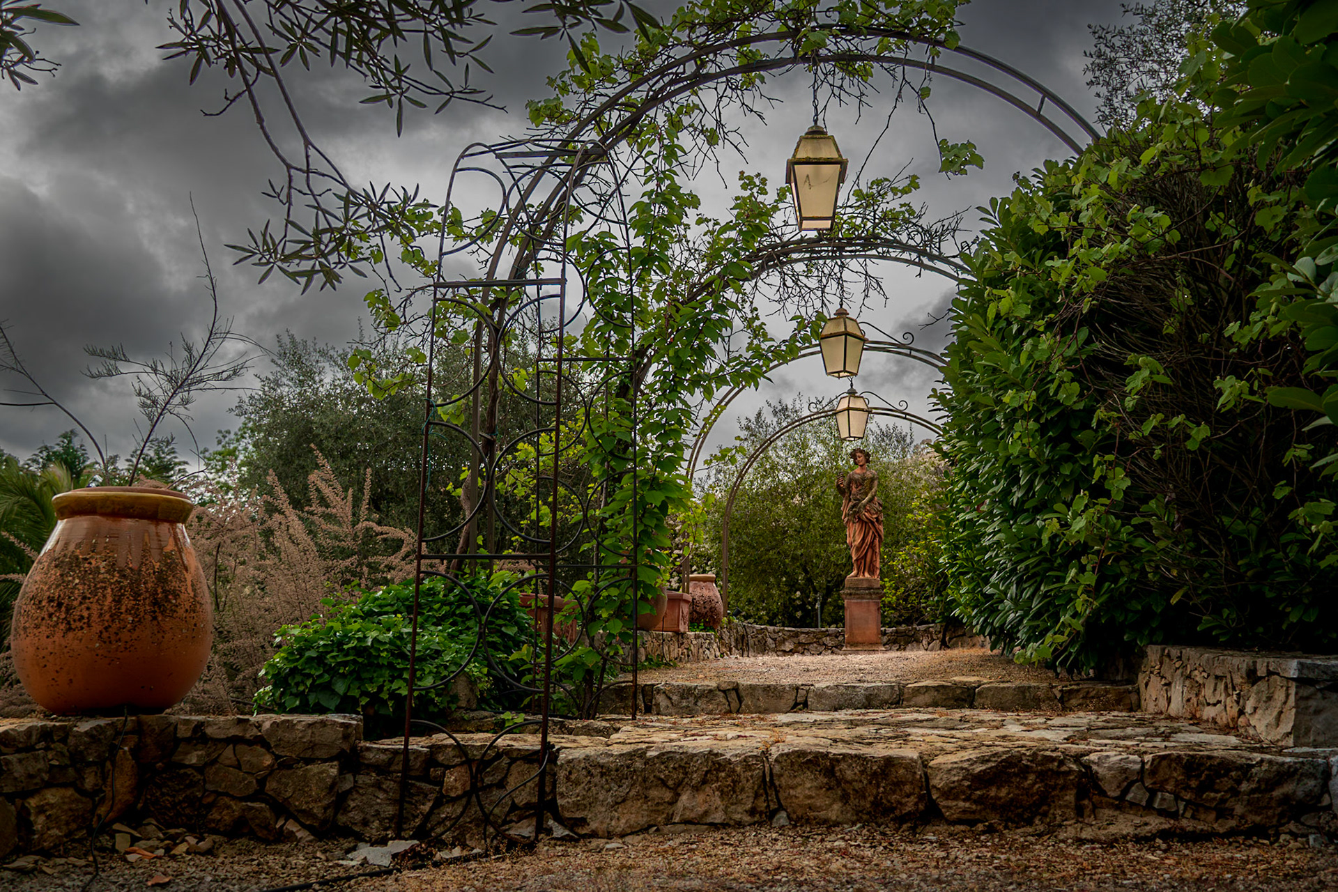 La dame au fond du jardin