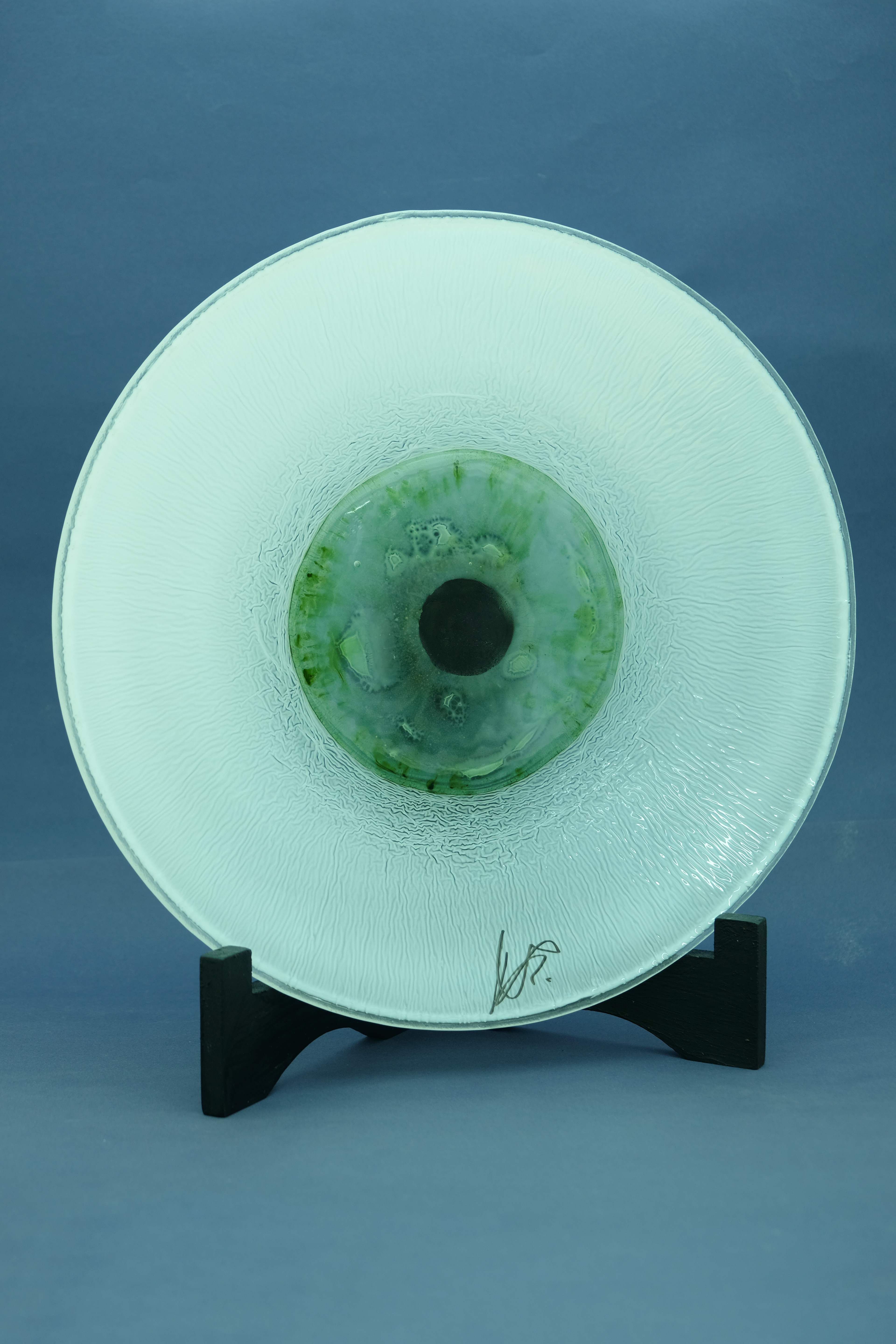 Dilara SAĞIR “Göz Hapsi I” Sıcak Cam Üfleme, Vitray, Çöktürme, Füzyon, Kalıba Döküm (Uzunsa Karışık Teknik Yazabiliriz), Ø 35 cm 2022