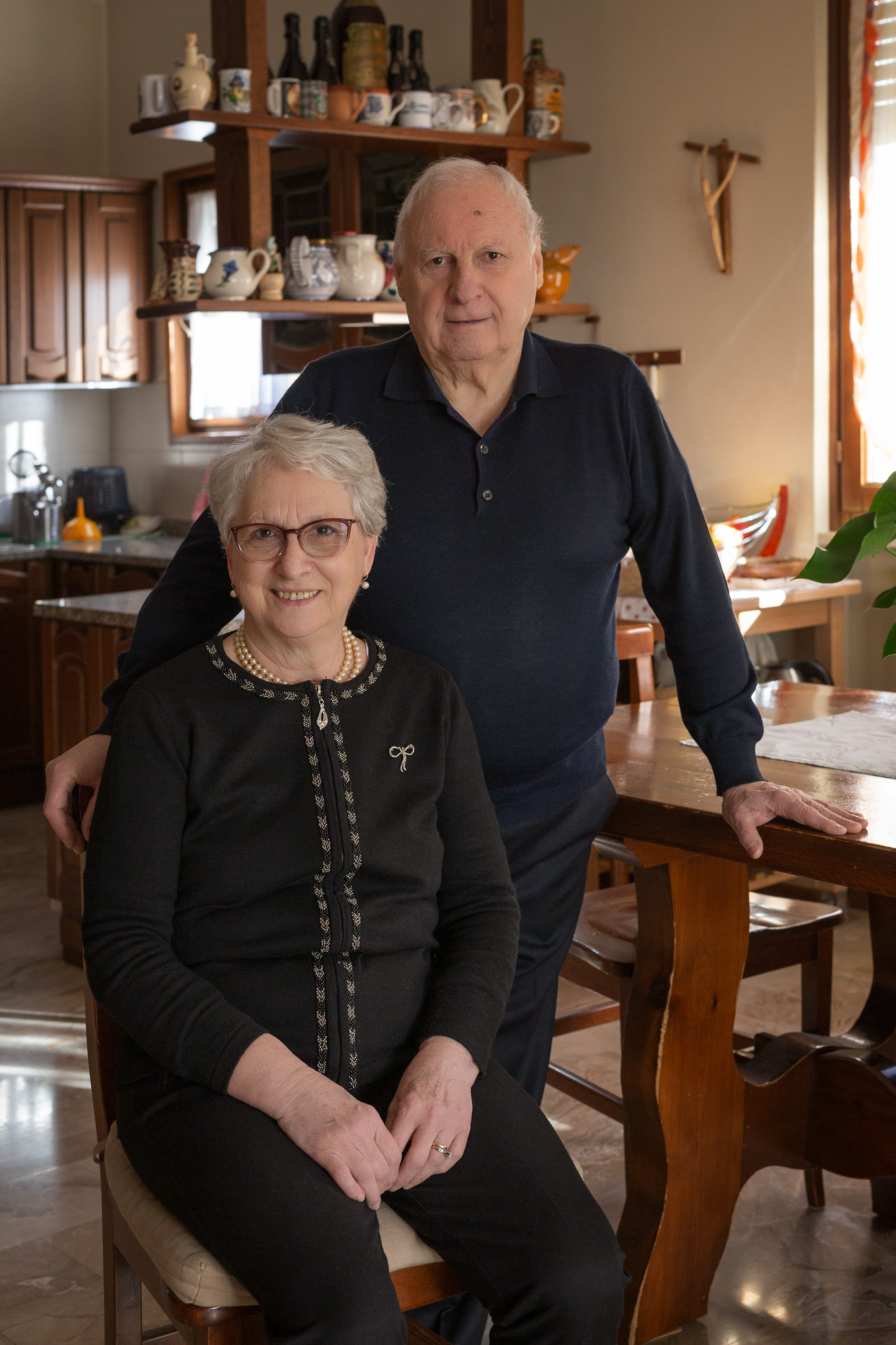 Carla, 77 anni / Bruno, 82 “Noi viviamo in questa casa dal 1969, anno in cui ci siamo sposati, ma il percorso prima di sposarci è stato molto diverso. Io (Bruno) sono nato a poche centinaia di metri da qui e ho sempre vissuto in questo quartiere. Io (Carla) sono nata a Lovere in provincia di Bergamo e all’età di 1 anno con mia mamma e i miei due fratelli siamo emigrati in Belgio. Ho vissuto in Belgio fino ai 17 anni, poi siamo ritornati in Italia e siamo venuti a vivere a Brescia. Nel 1966 ho conosciuto Bruno e dopo tre anni ci siamo sposati”.