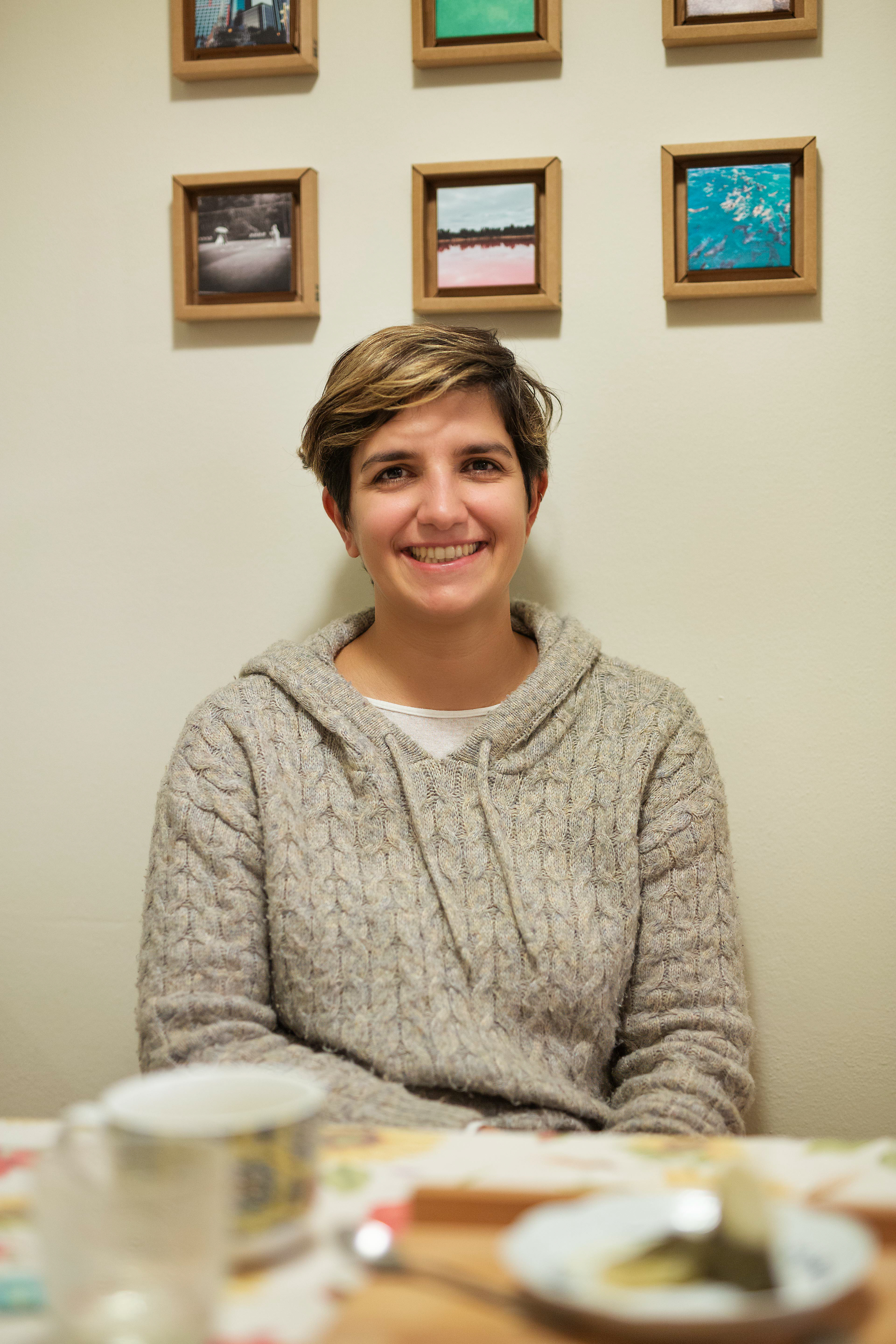 Laura, 34 anni “Durante l’università di scienze motorie mi ero iscritta alla squadra di calcio del CUS, è li che ho conosciuto Elia. Dopo essermi laureata ho lavorato nel mio ambito di studi: corsi alla scuola primaria ma anche come allenatore per l’Inter Academy all’estero. Oggi insegno alla scuola secondaria di primo grado. E da qualche mese siamo diventati genitori di Cecilia”.