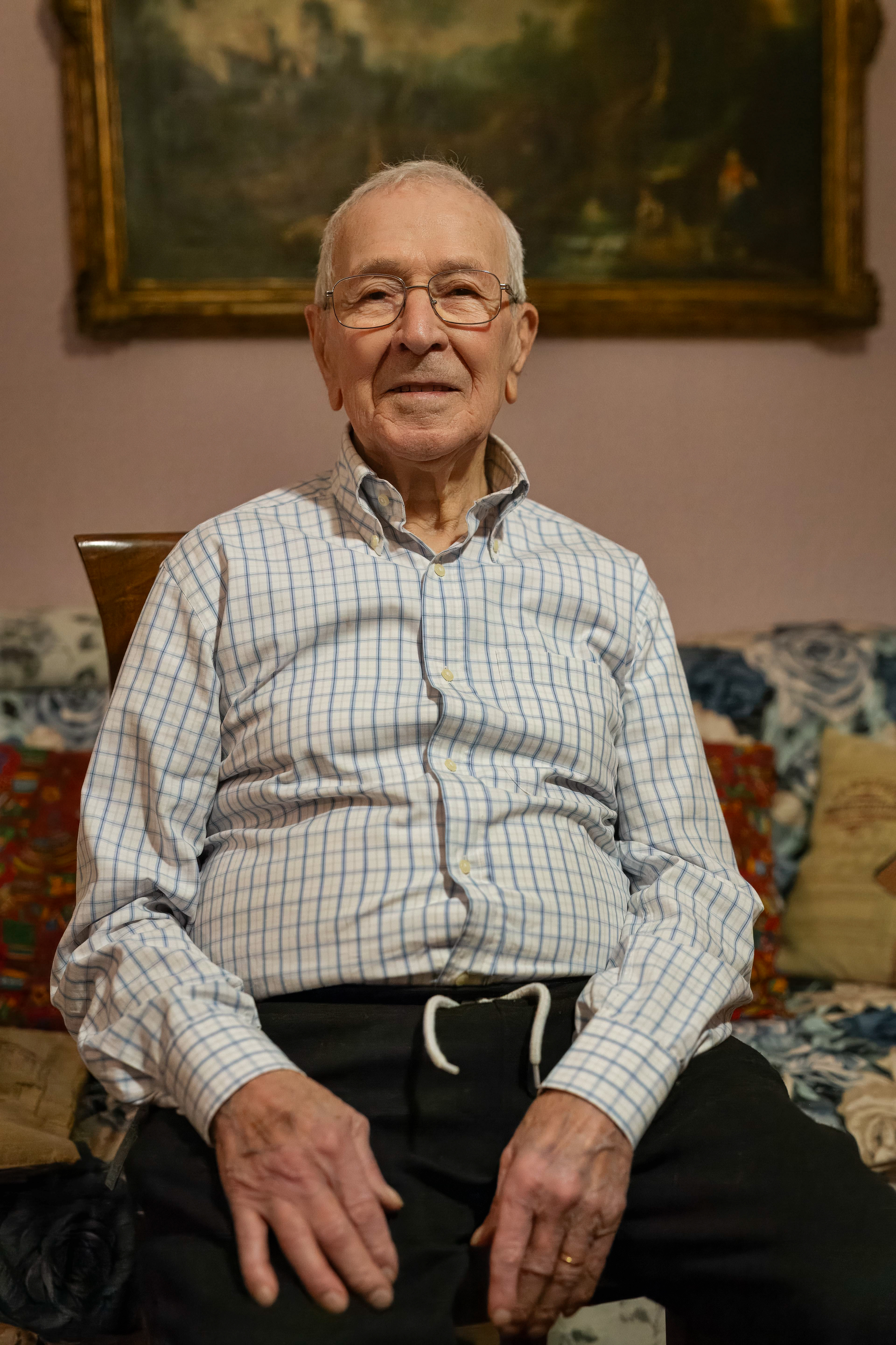 Franco, 89 anni “Ho la passione della scultura, e da molti anni realizzo per Natale dei regali da donare ai miei nipoti. Quest’anno ero un po’ stanco e ho pensato di non scolpire nulla. Qualche giorno prima di Natale è passata mia nipote e mi ha chiesto se avessi già fatto le sculture. A Natale le ho regalato una cornice scolpita da me con dei gatti in fila che camminano: lei adora i gatti!”.