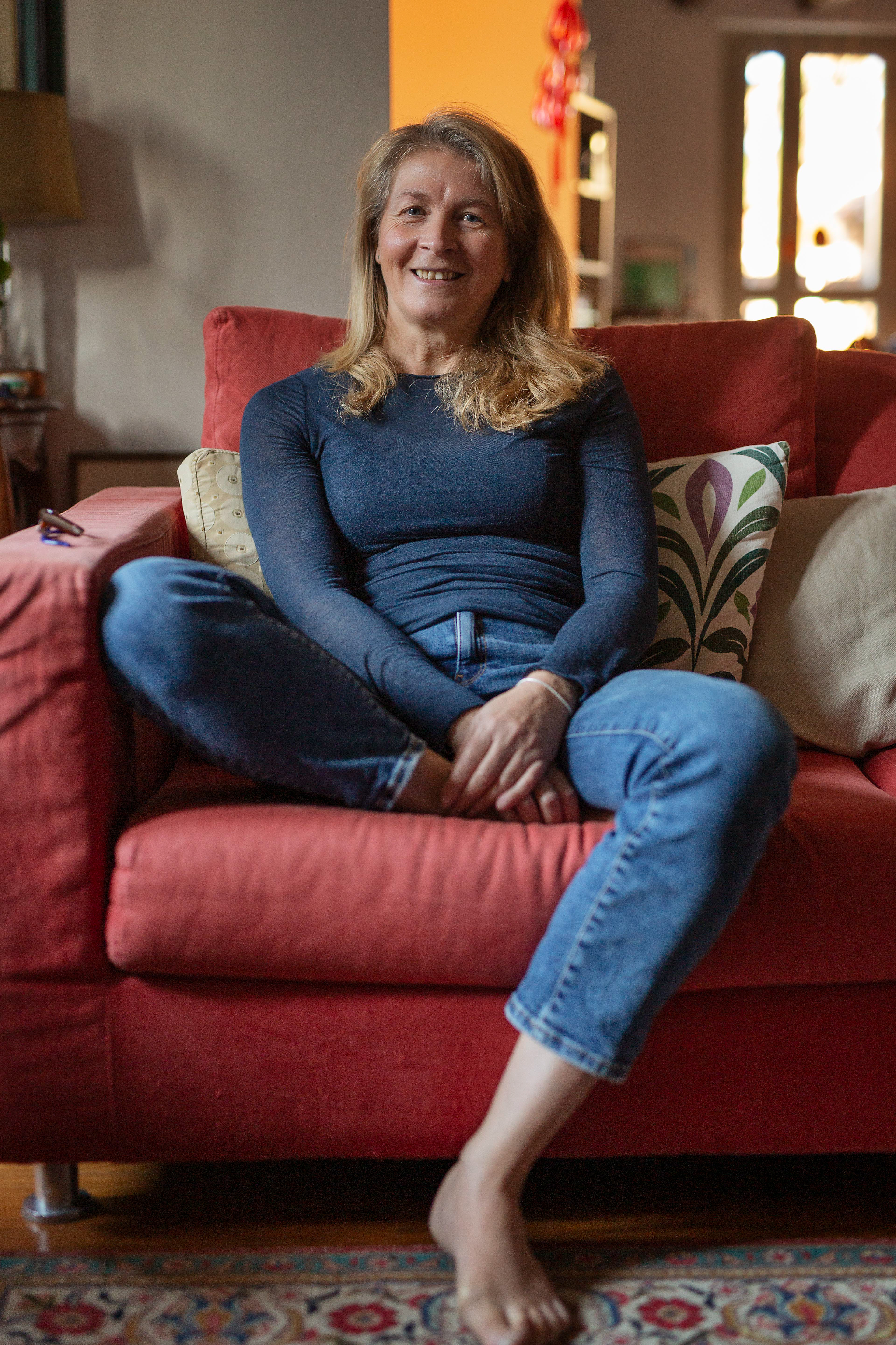 Carla, 59 anni “La casa in cui viviamo è tutta a gradini! Sono case molto antiche ed avendo unito due nuclei che erano separati i livelli sono differenti. Ho notato che tutta la via ha uno schema che si ripete, abitazione con soffitti a travi alternate ad abitazioni con soffitti a botte, forse in antichità era una parte di un monastero”.
