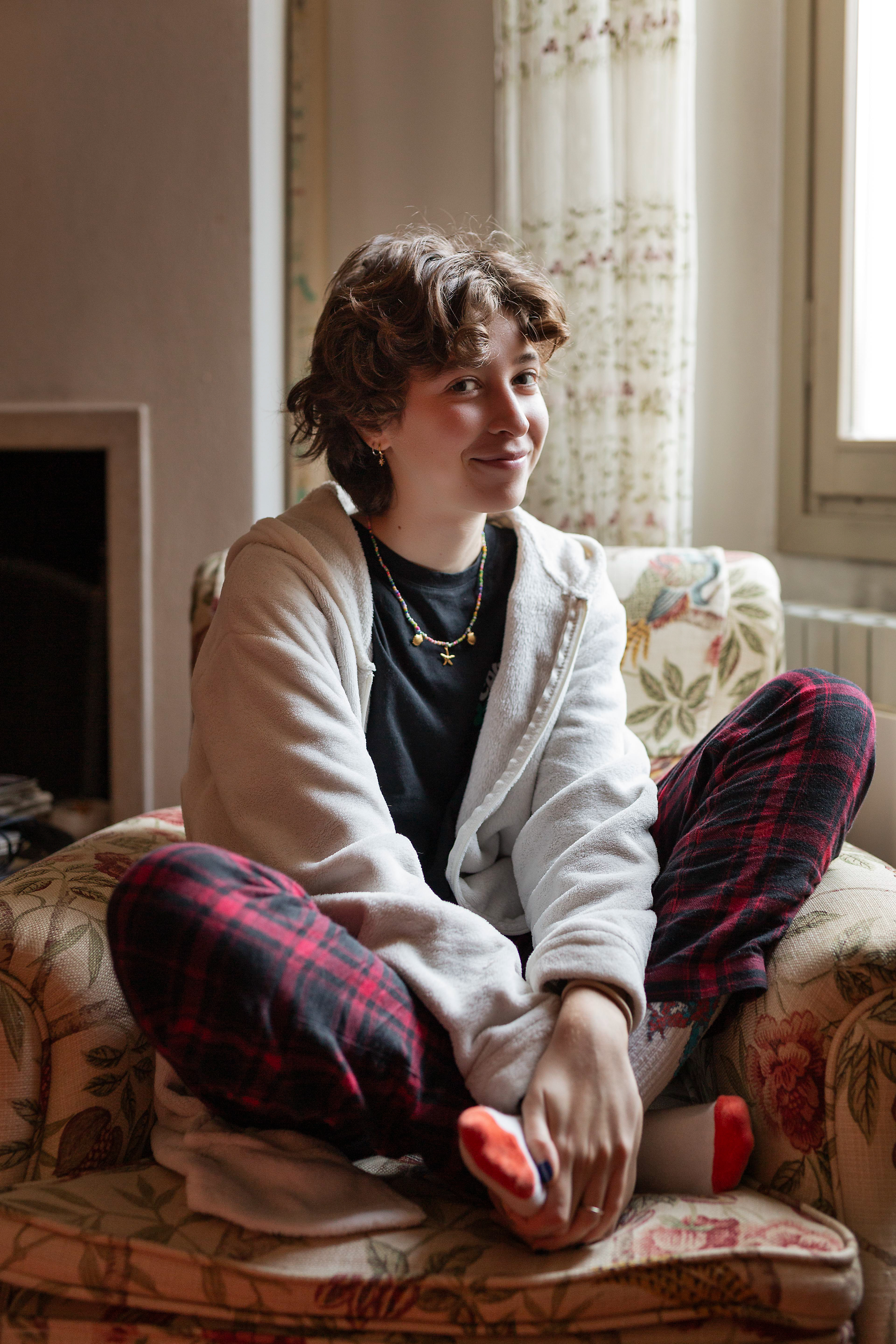 Matilde, 20 anni “Questo per me è un anno sabbatico. Ho finito la scuola superiore, sto valutando varie facoltà universitarie e nel mentre mi dedico al volontariato. Frequento il gruppo di Lotta Comunista e con i volontari facciamo distribuzione di generi alimentari a chi ne ha necessità. All’associazione, visto che ho studiato le lingue, insegno Italiano ad una classe di stranieri. Ce ne sono di diverse etnie e di tutte le età, si è creato un bellissimo rapporto. Io insegno Italiano e nel frattempo ripasso anche lo Spagnolo, l’Inglese e il Francese. Con alcune delle ragazze che seguono il corso siamo diventate amiche”.