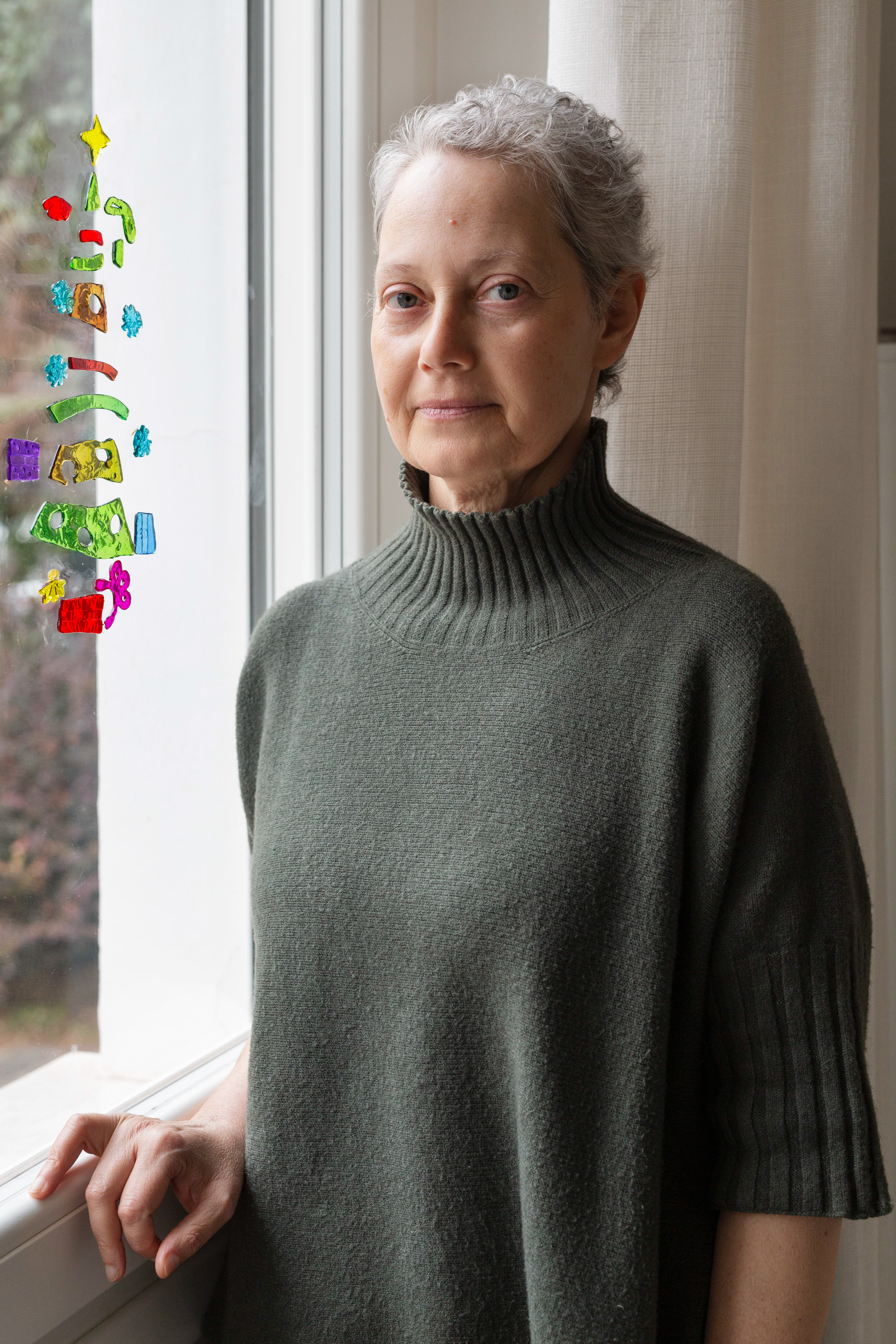 Anna, 57 anni “Sono nata a Firenze e ci ho vissuto fino alla quarta superiore, poi ci siamo trasferiti a Brescia dove, dopo il diploma, mi sono laureata in economia e commercio. Durante gli anni dell’università ho frequentato la FUCI di cui sono stata anche presidente. Lavoro nel settore bancario da molti anni. Da un paio di anni sto affrontando con tenacia e con l’aiuto di mio fratello e di mia madre un tumore ostinato. Nel parlarne sento che mi viene da piangere, ma con coraggio sorrido”.