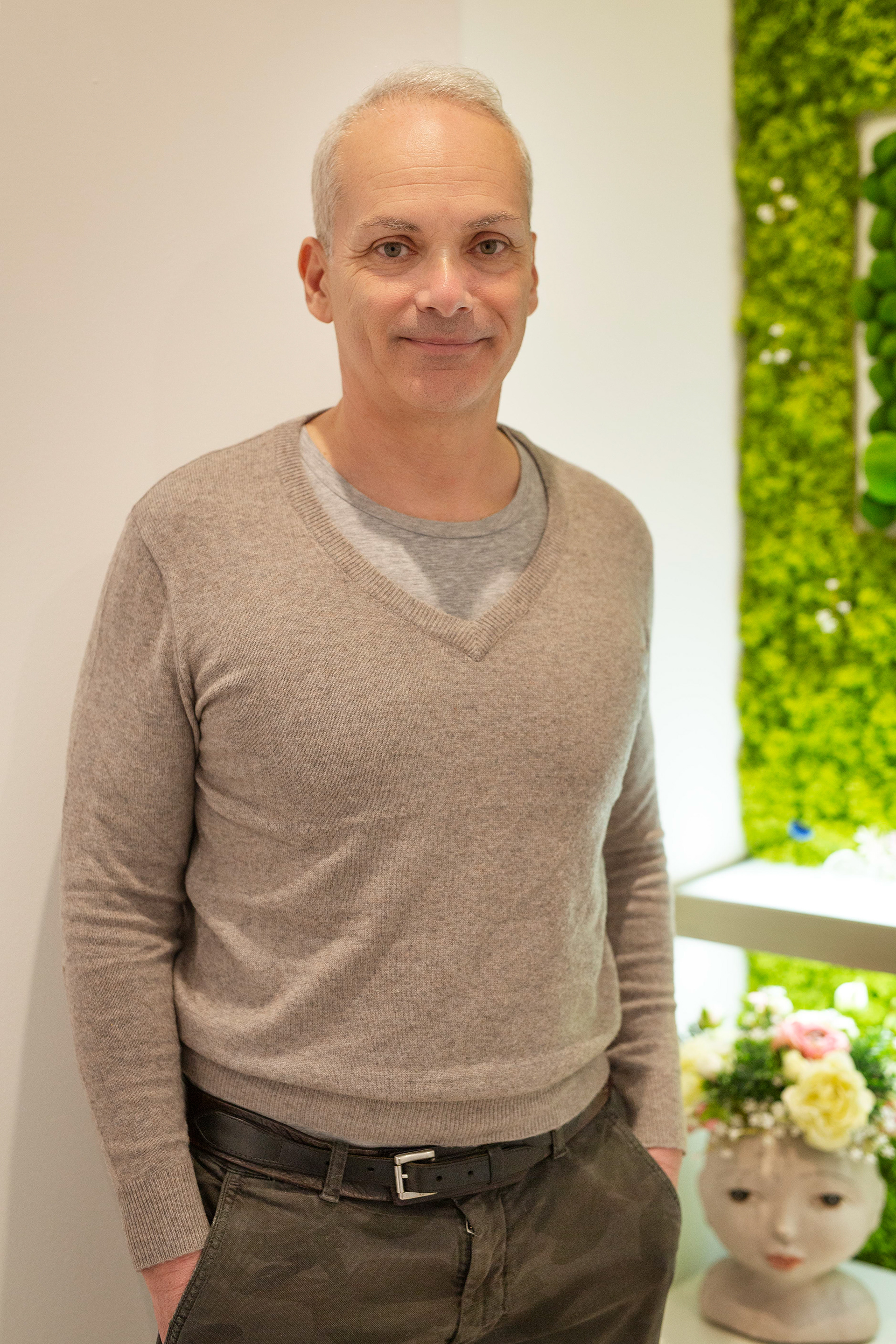 Davide, 56 anni “Visitai questa casa anni fa con un’amica che stava cercando per trasferirsi in zona, ricordo però che il prezzo era troppo alto. Qualche anno dopo anche io stavo cercando casa e l’agenzia alla quale mi ero rivolto mi propose questa, il prezzo si era abbassato. L’abbiamo acquistata e ristrutturata. Adoro la vista che ho dal mio appartamento sui tetti e sulla pianura sottostante. Dentro l’ho arredata con molti oggetti di Design, che è la mia passione”.