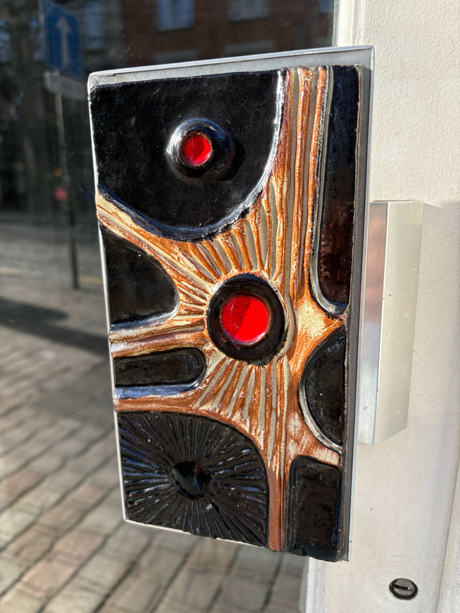 Ceramic door handle / Saint-Martin Bookshop, Brussels