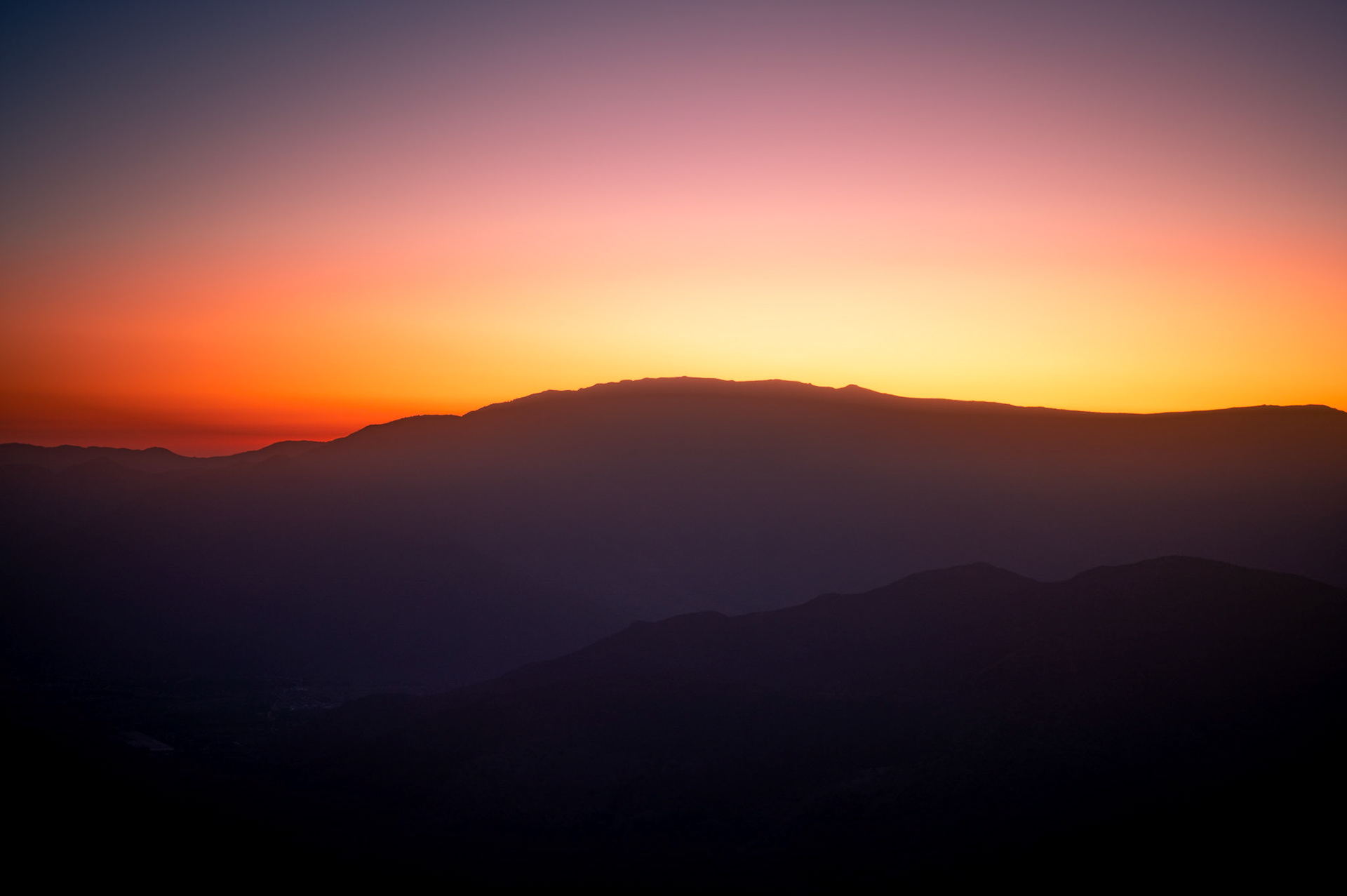 Crepúsculo en llegada a Santiago desde el aire, Chile