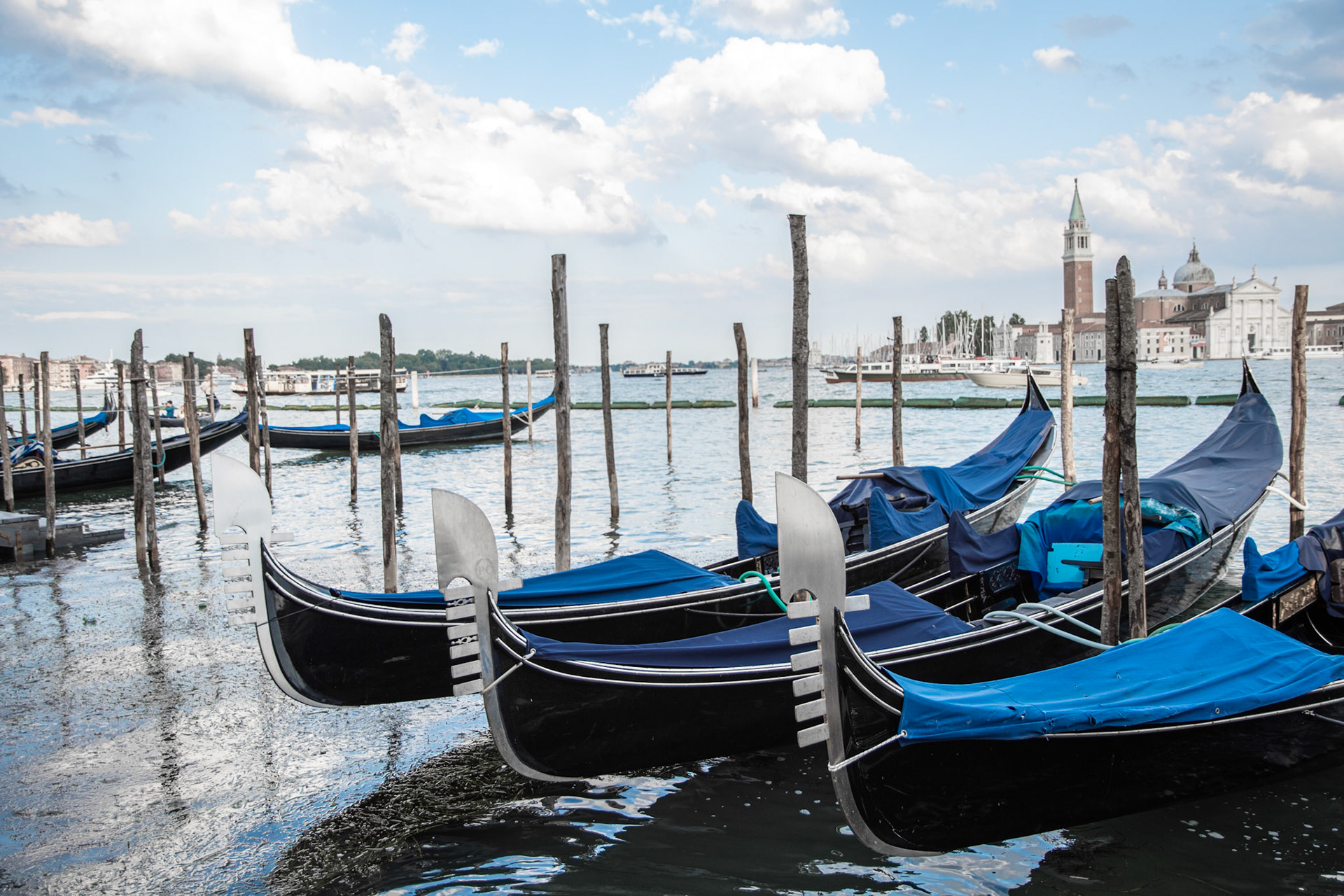 Góndolas azuladas en Venecia, Italia