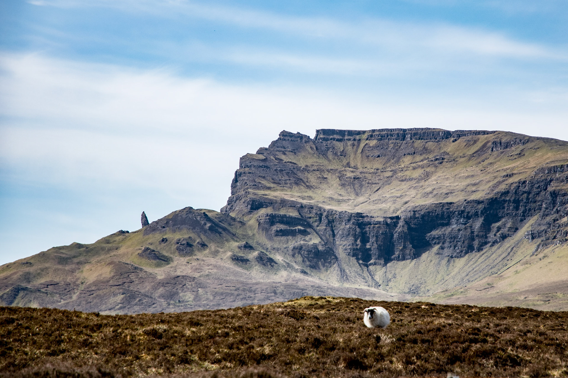 En la lejanía Old Man of Storr en Isla Skye, Escocia