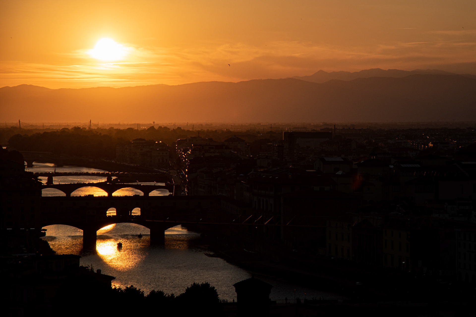 Atardecer en río Arno de Florencia, Italia