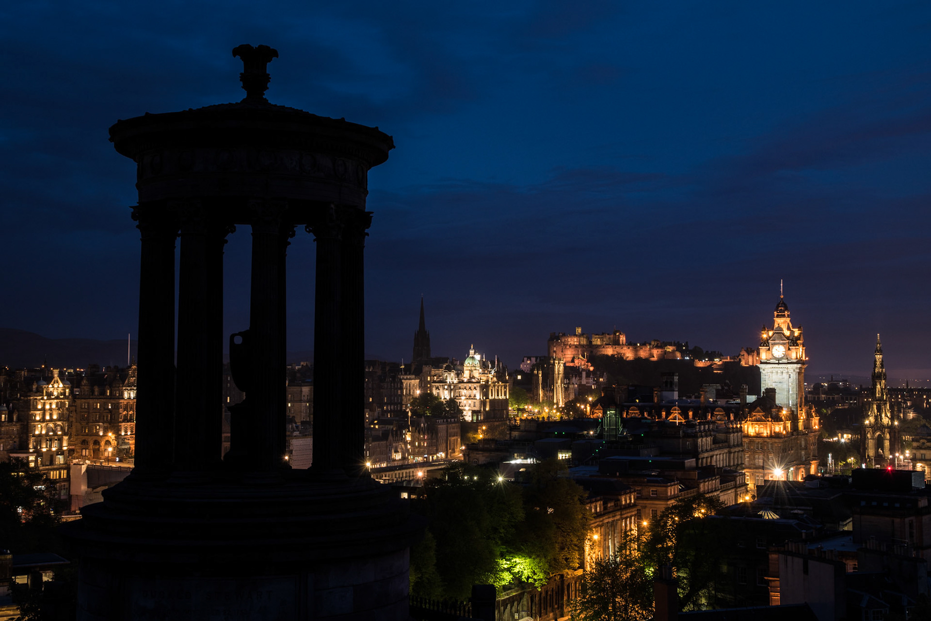 Casco antiguo nocturno de Edimburgo, Escocia