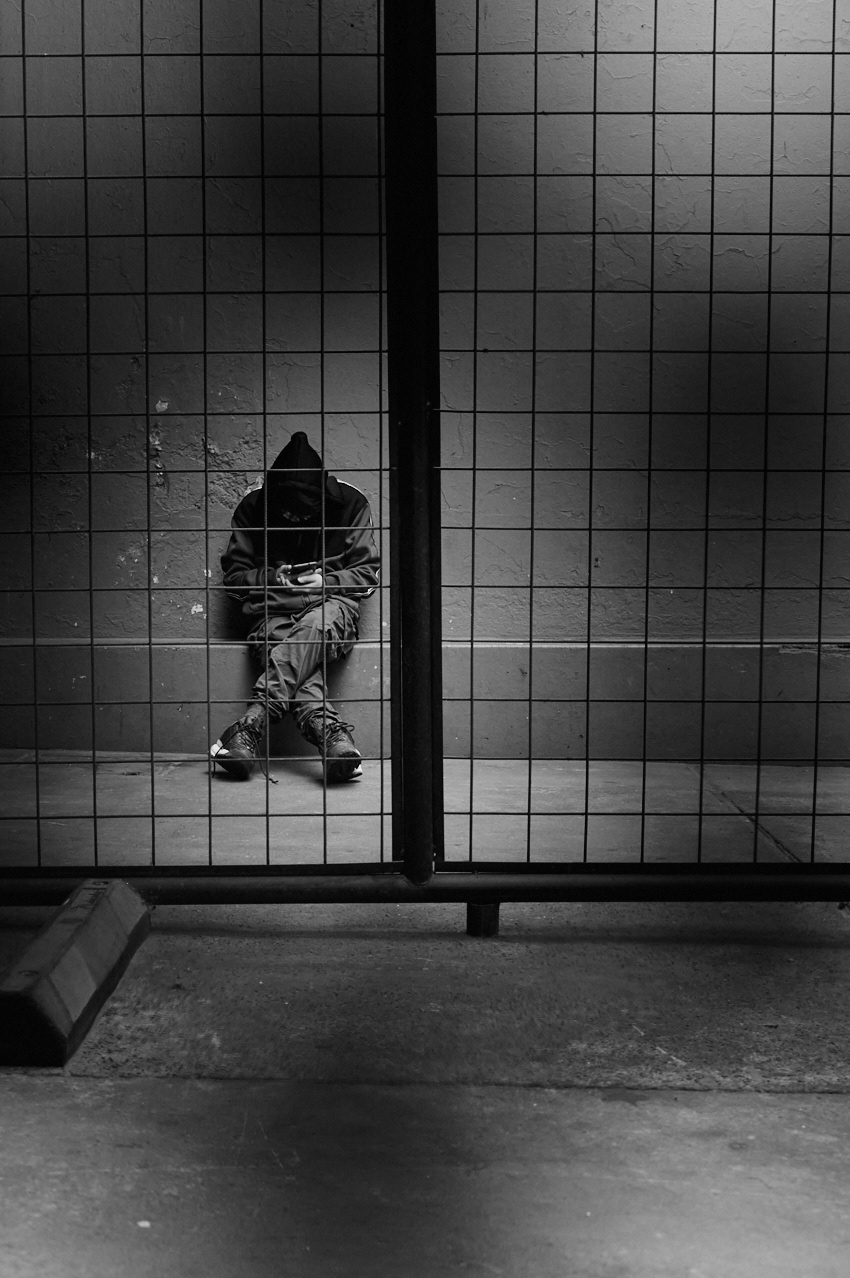 Chico fuera de su edificio - Santiago