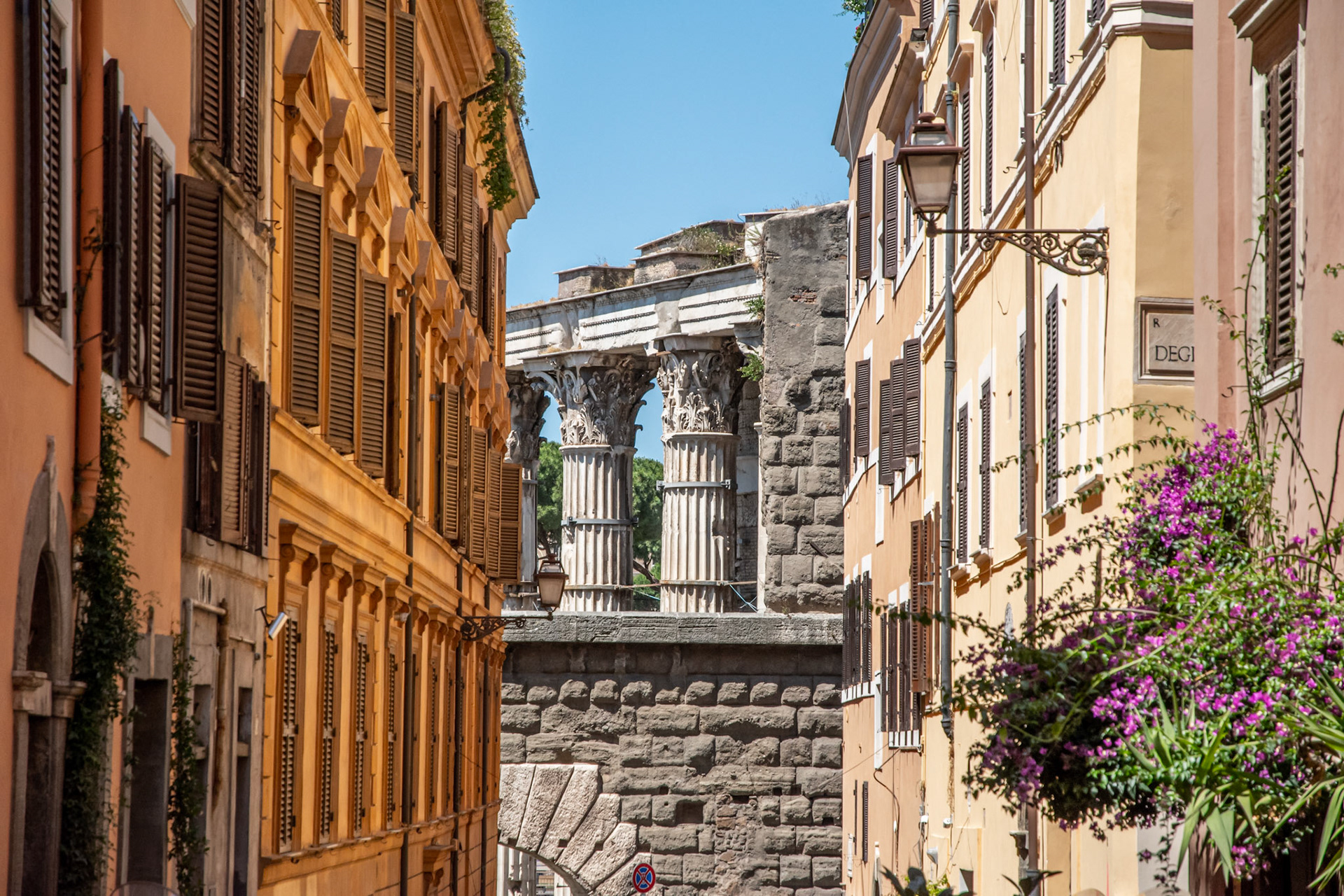 Callejón hacia ruinas romanas - Roma, Italia