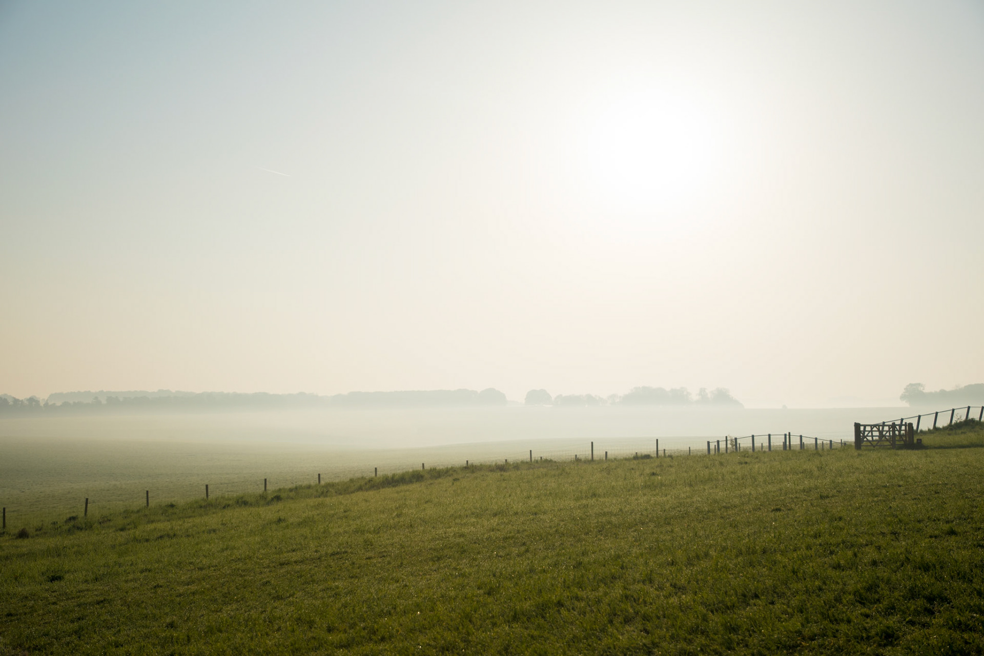 Bruma matutina en Stonehenge, Inglaterra