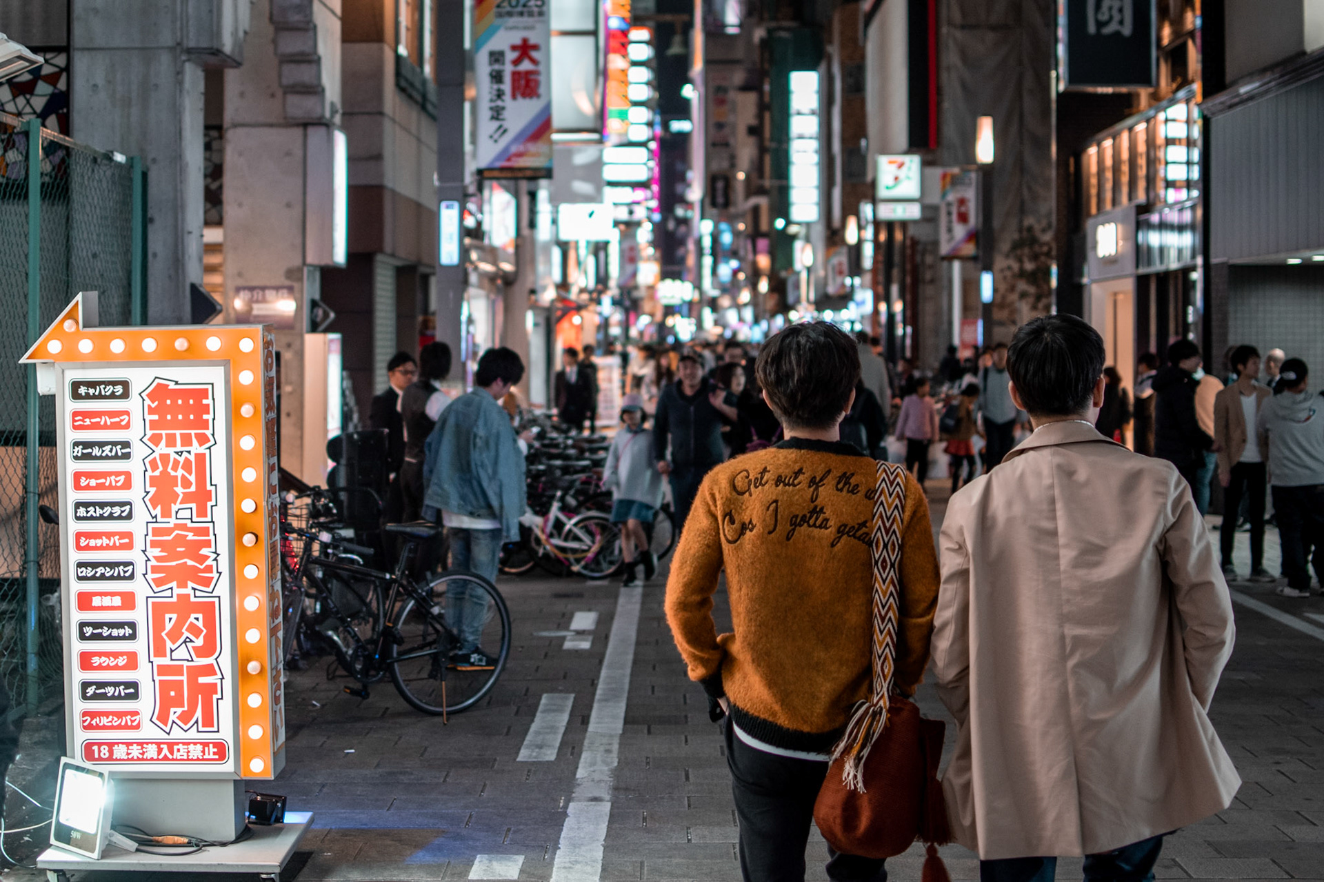 Compañía en las calles nocturnas - Osaka, Japón