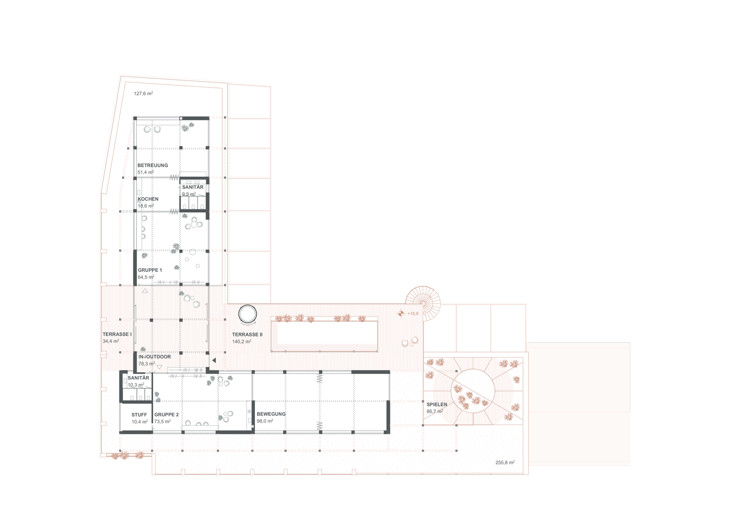 Grundriss des Dachgeschoßes mit modularem System, um eine Kindertagesstätte unterzubringen. Im Zentrum befindet sich ein überdachter Bereich, der mit Schiebetüren geöffnet werden kann und so zur großen Freifläche wird.