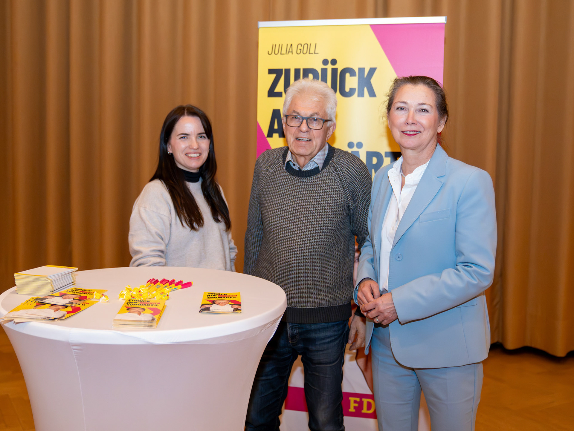 Am FDP Infostand - Stadträtin Tanja Ungar - Diethard Fohr und Julia Goll MdL