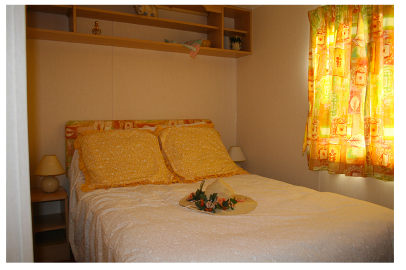 La chambre adulte avec meuble de rangement