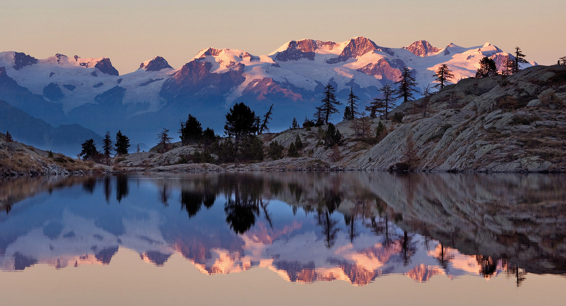 Tramonto sul Monte Rosa dal Lago Bianco, Parco del Mont Avic, Valle d'Aosta.