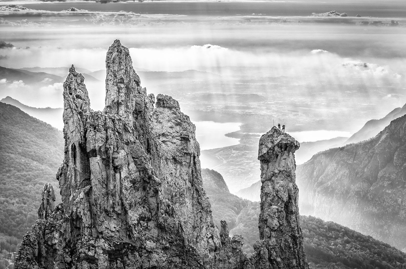 Alpinisti sulla vetta del Fungo. Grigna Meridionale. Lombardia.
