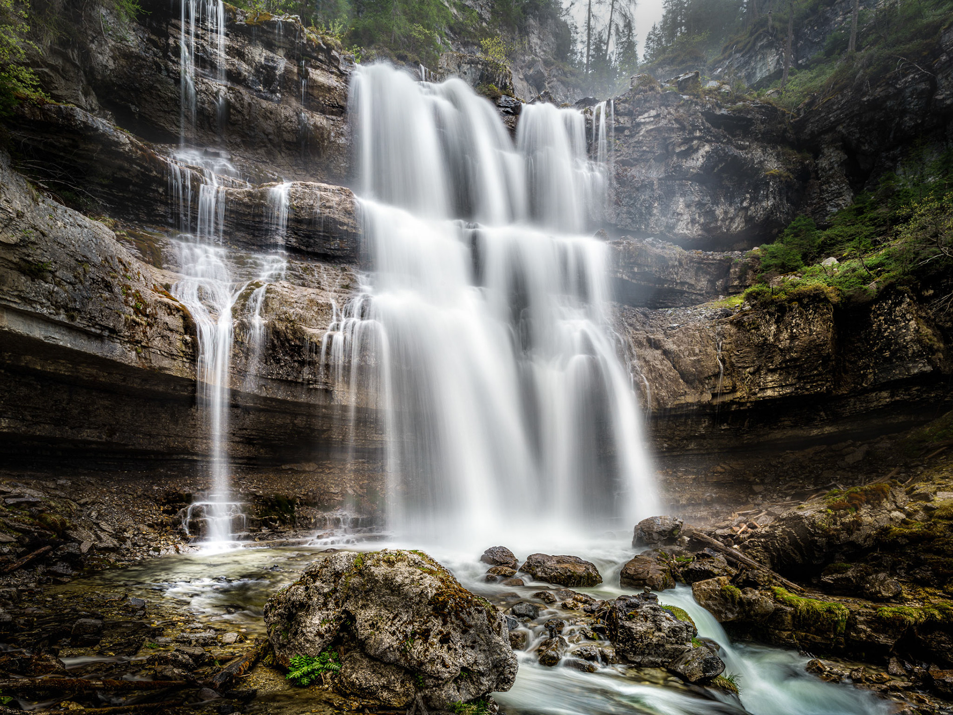 Cascata di Mezzo di Vallesinella. Madonna di Campiglio. Gruppo del Brenta. Trentino.