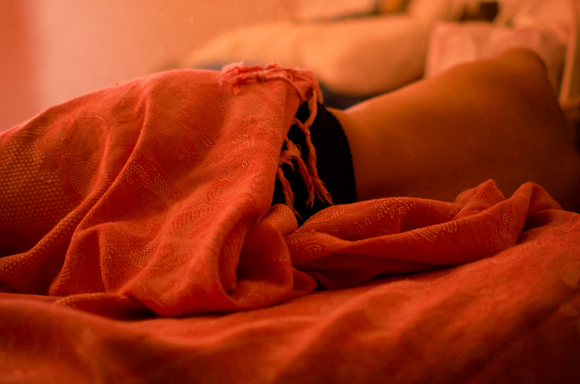Un putain d'août brulant // Sur l'ile, c'est le petit matin, les volets sont fermés, le sun d'aout frappe déjà son plein, celui d'un été hurlant. Ma mère dort telle une guerrière fragmentée le corps fracassé d'un amour  à en crever, elle est là, au repos,  telle une bambine dans le lit de ma grand mère malade, sa mère, dans son dernier été au village. Comme un putain d'aout brulant, une plaie à vif, ma muse, à jamais présente. Le 3 aout 2013 // 9H06 // Belvédère // Corse