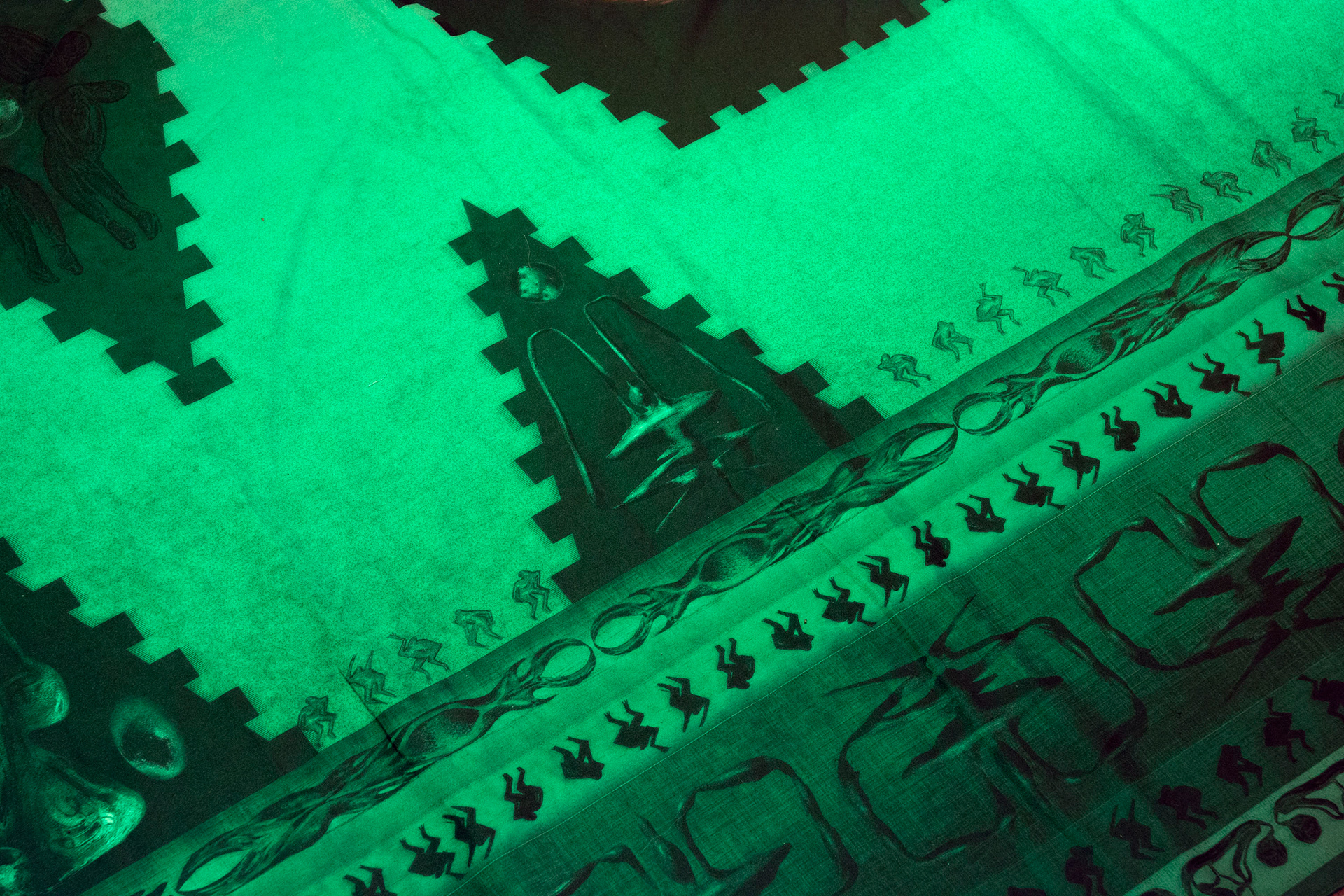 Lunatyk, druk cyfrowy na tkaninie satynowej, obiekt, 156x222cm, 2023