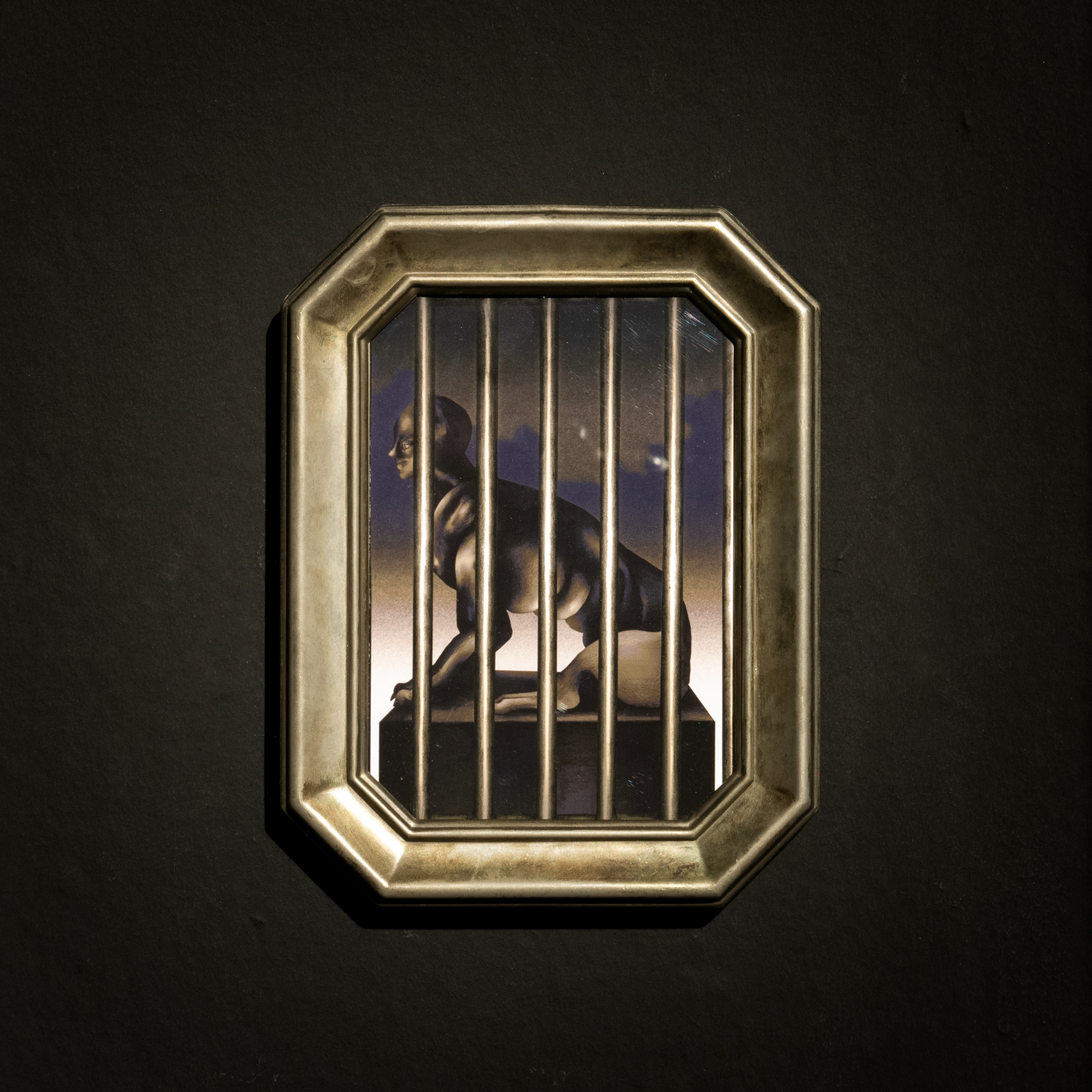 Siłaczka w klatce, druk cyfrowy w ramie, 13x9,5cm, 2023