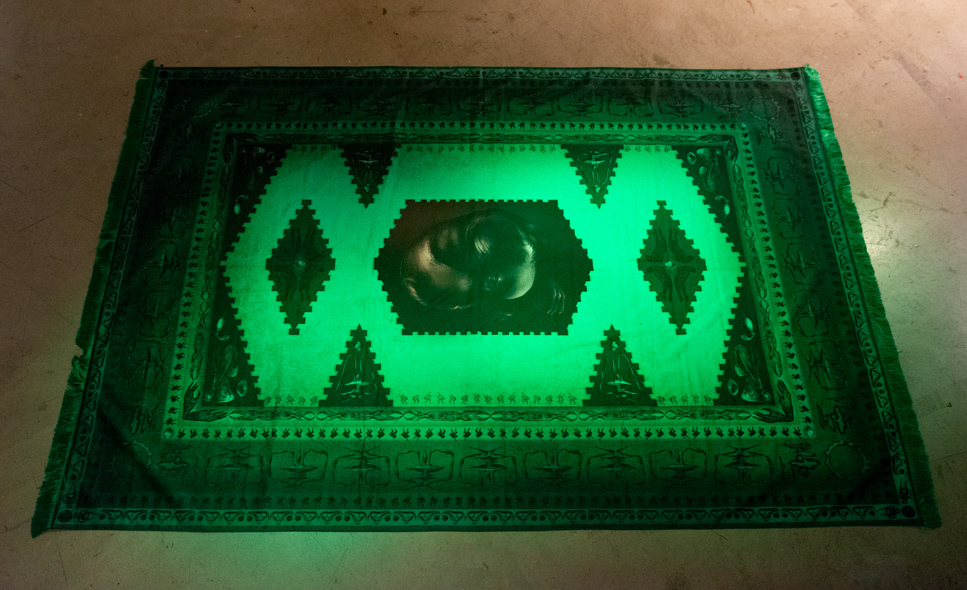 Lunatyk, druk cyfrowy na tkaninie satynowej, obiekt, 156x222cm, 2023