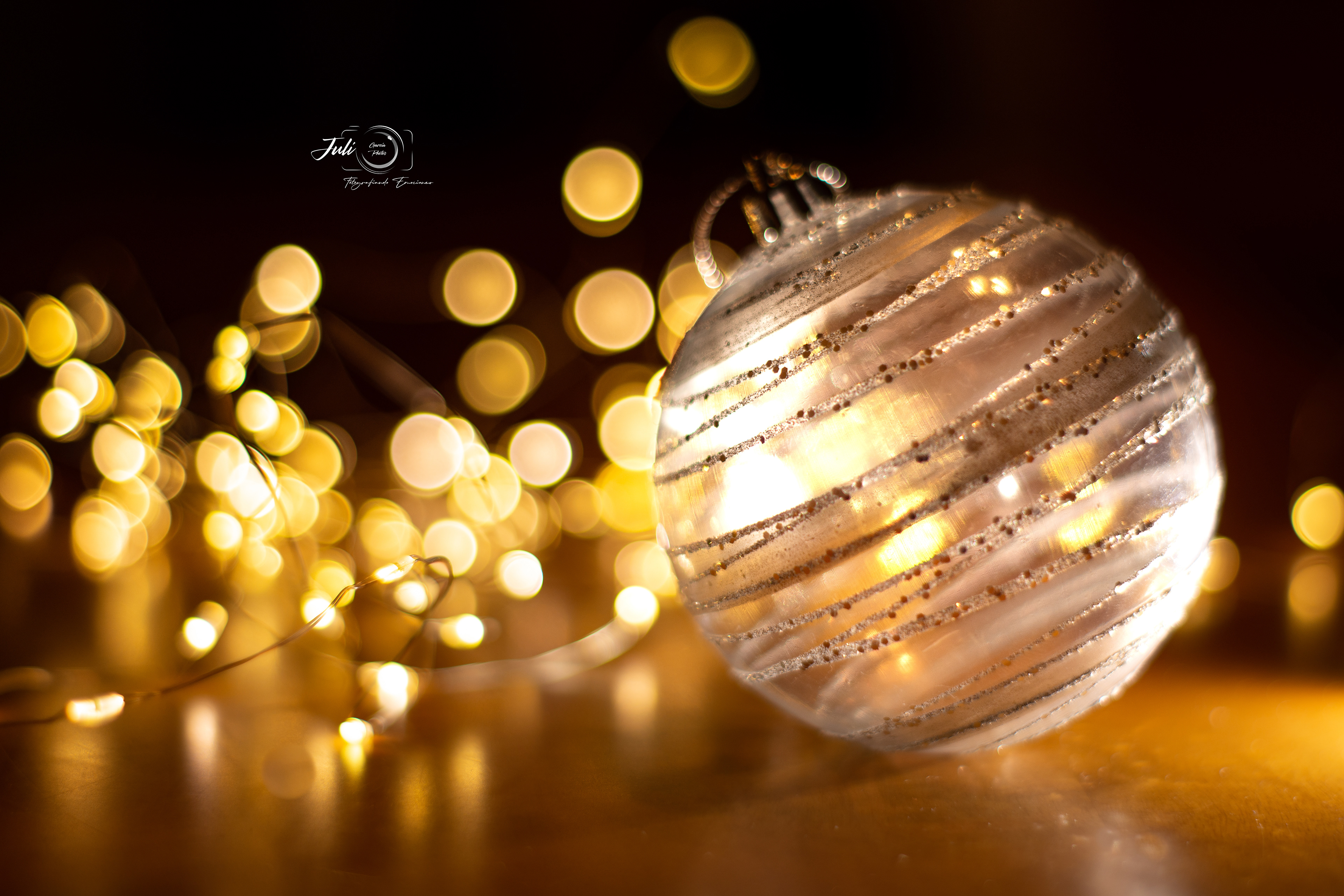 Profundidad de campo PEQUEÑA con apertura diafragma F/1.8 - Bola enfocada y luces led detrás desenfocadas (EFECTO BOKEH)