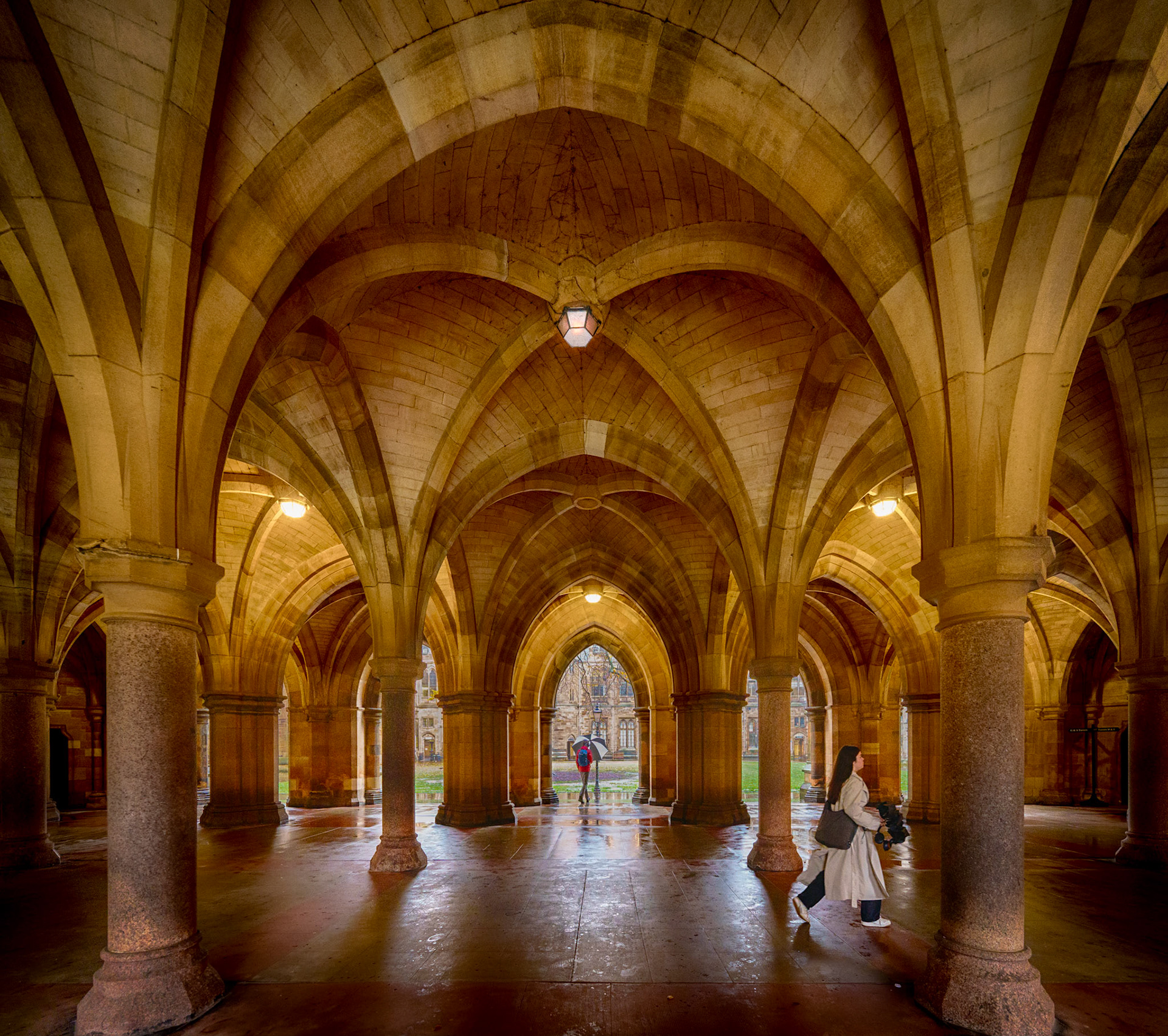The Cloisters (also known as The Undercroft) connect the East and West quadrangles og the University of Glasgow. These archways are an iconic part of the University.