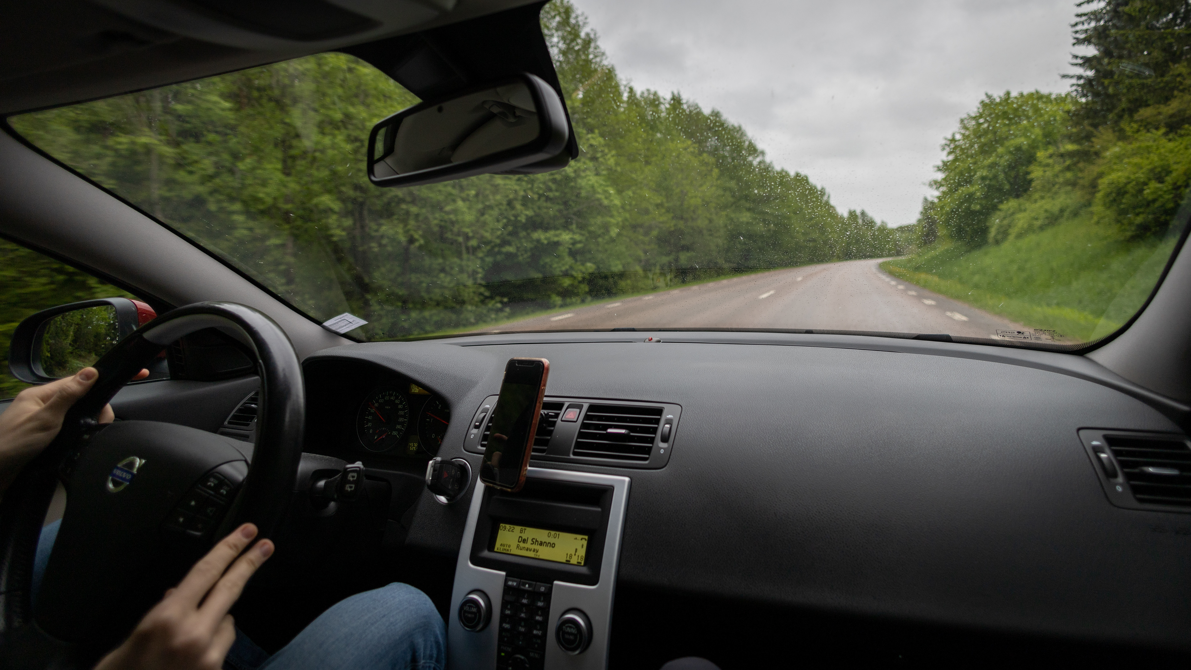 Sonen kör ut oss ut till Tärnsjö, skönt att slippa buss!