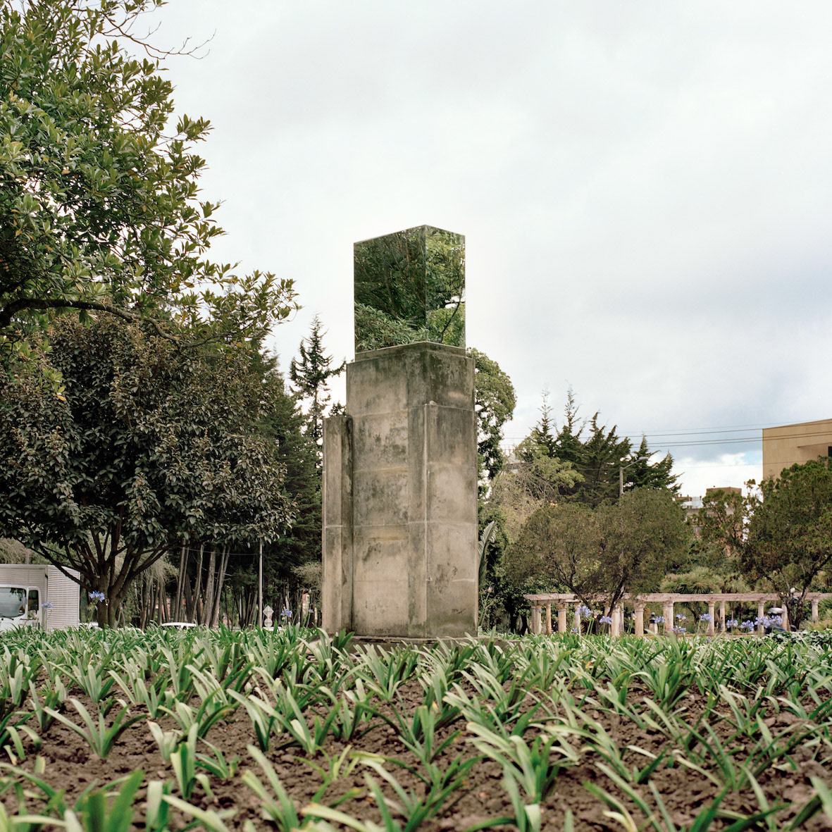 Iván Argote, Etcétera: Cubriendo con espejos a Francisco de Orellana, supuesto descubridor del Amazonas. Parque Nacional, Bogotá, 2012 - 2018.
