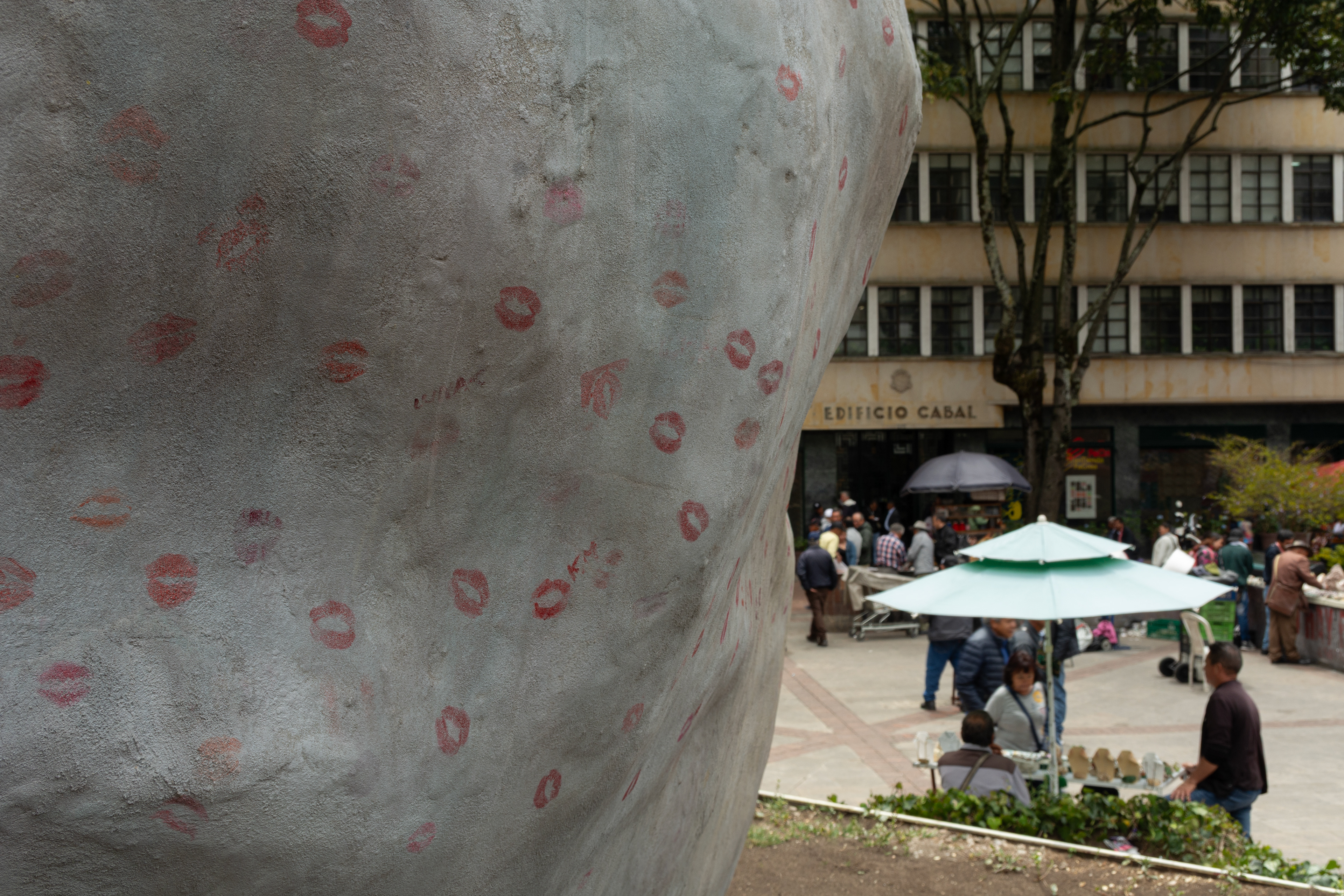 Dándole Peso a los Besos, Ensayos Sobre la Felicidad, BOG25 Bienal de Arte y Ciudad de Bogotá, Colombia, 2025. Photographer: Susana Rojas.