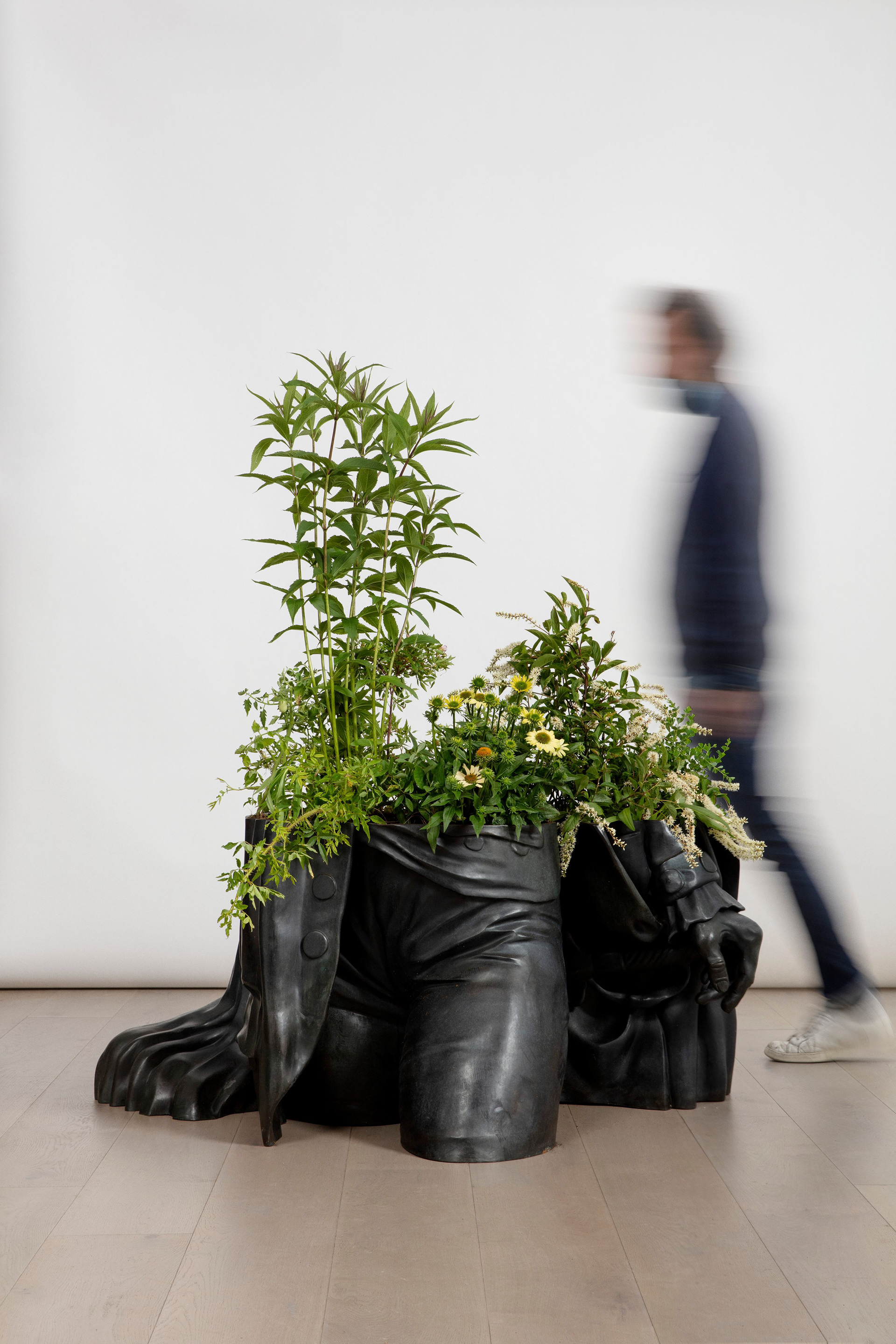 Iván Argote, Wild Flowers: A Hip, 2021. Courtesy of Perrotin, photography by Guillaume Ziccarelli.