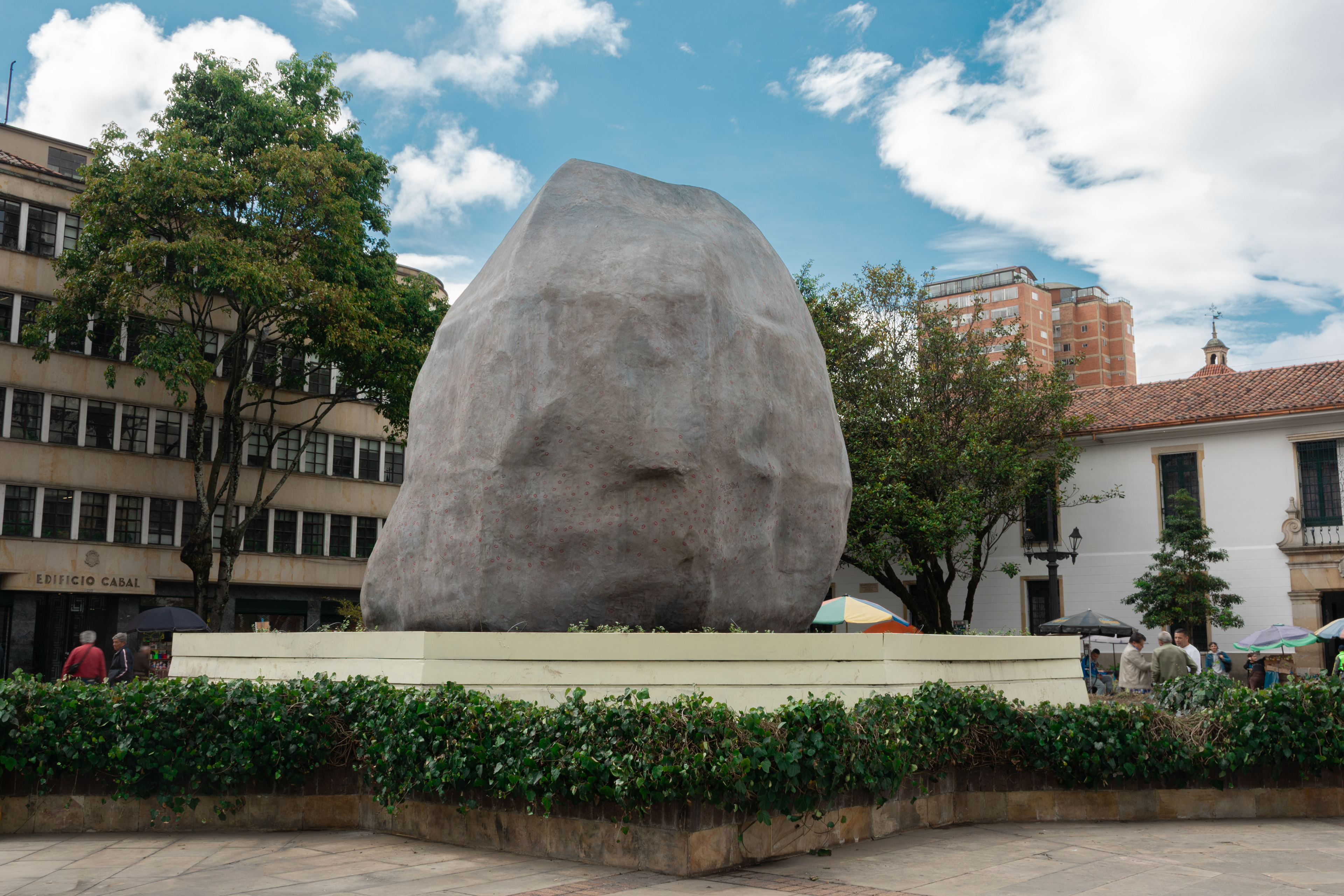 Dándole Peso a los Besos, Ensayos Sobre la Felicidad, BOG25 Bienal de Arte y Ciudad de Bogotá, Colombia, 2025. Photographer: Susana Rojas.