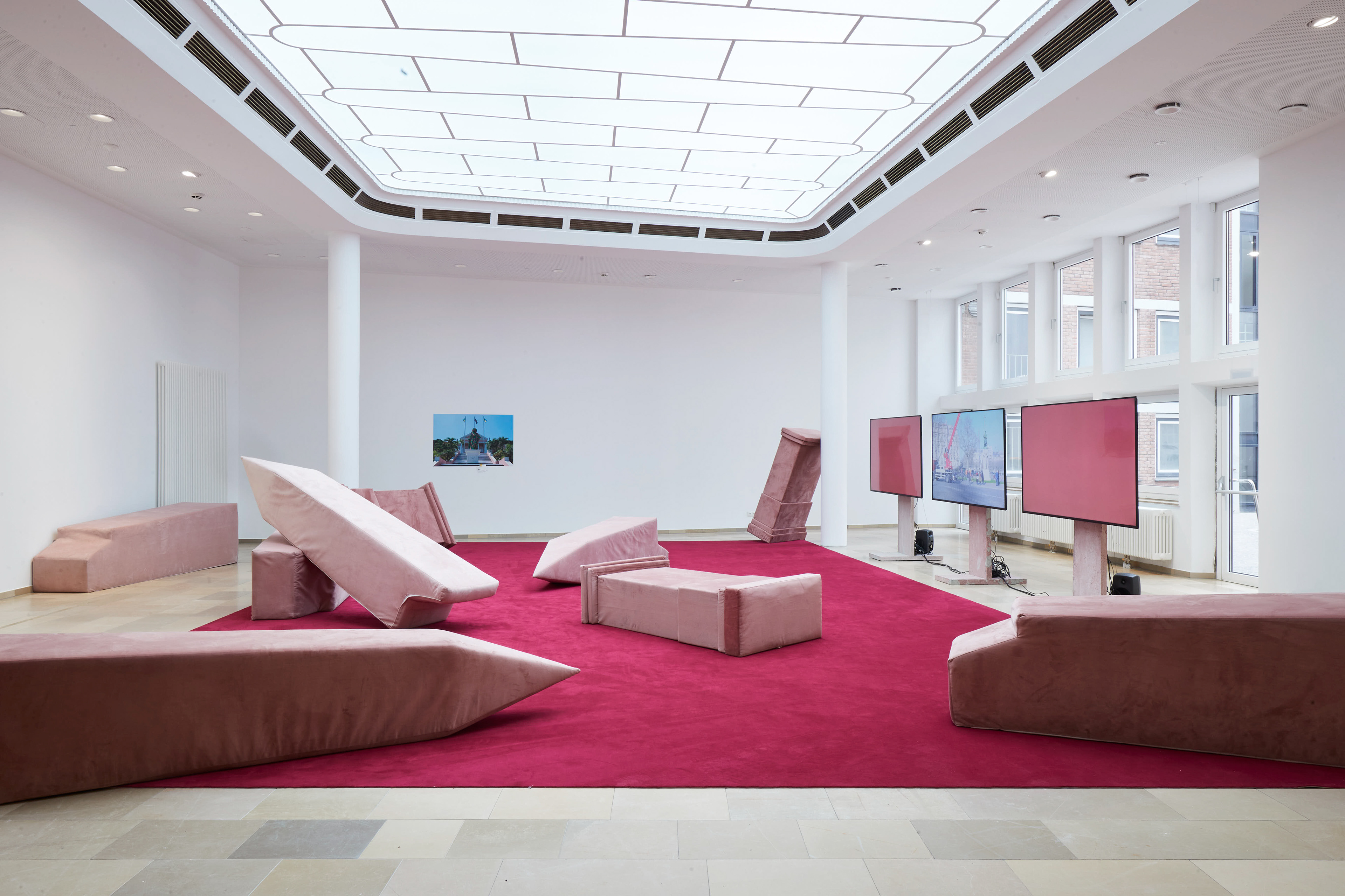 Off the Pedestals, Levitate installation, Stadthausgalerie Münster. On view August 2021. Courtesy of the artist and Stadthausgalerie Münster.