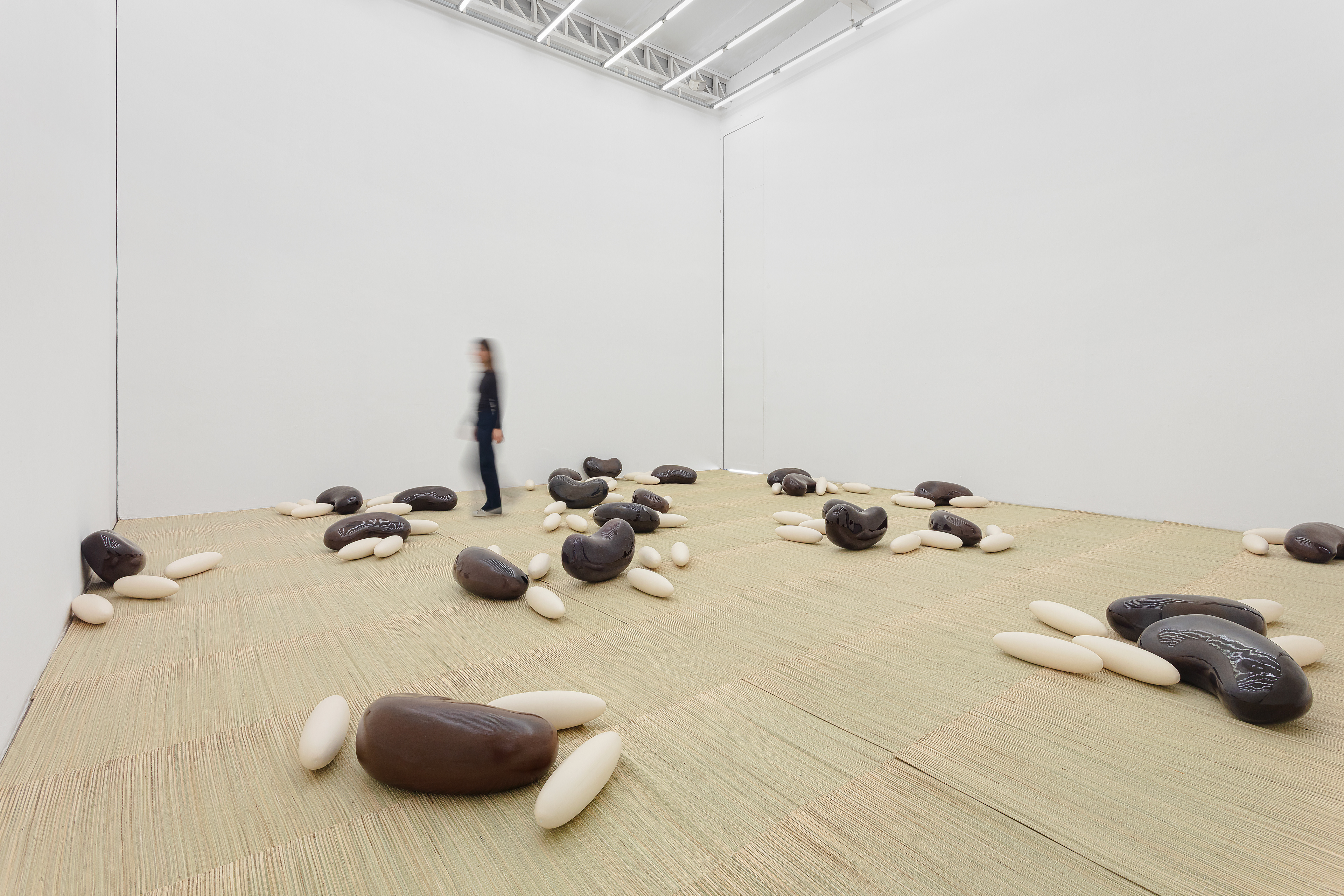 Iván Argote, Arroz com Feijão, Galeria Vermelho. On view August - October 2025. Courtesy of the artist and Vermelho.