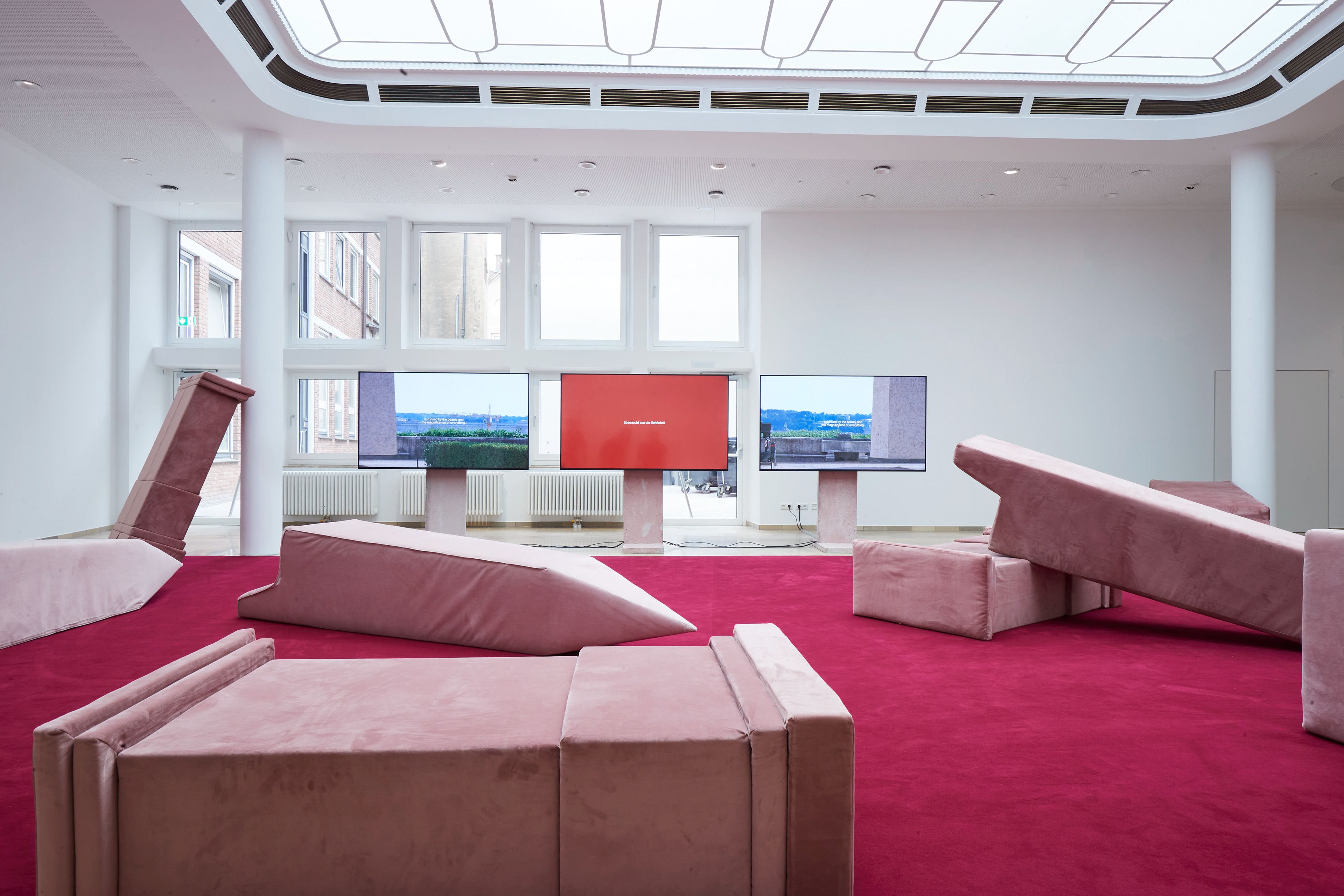 Off the Pedestals, Levitate installation, Stadthausgalerie Münster. On view August 2021. Courtesy of the artist and Stadthausgalerie Münster.