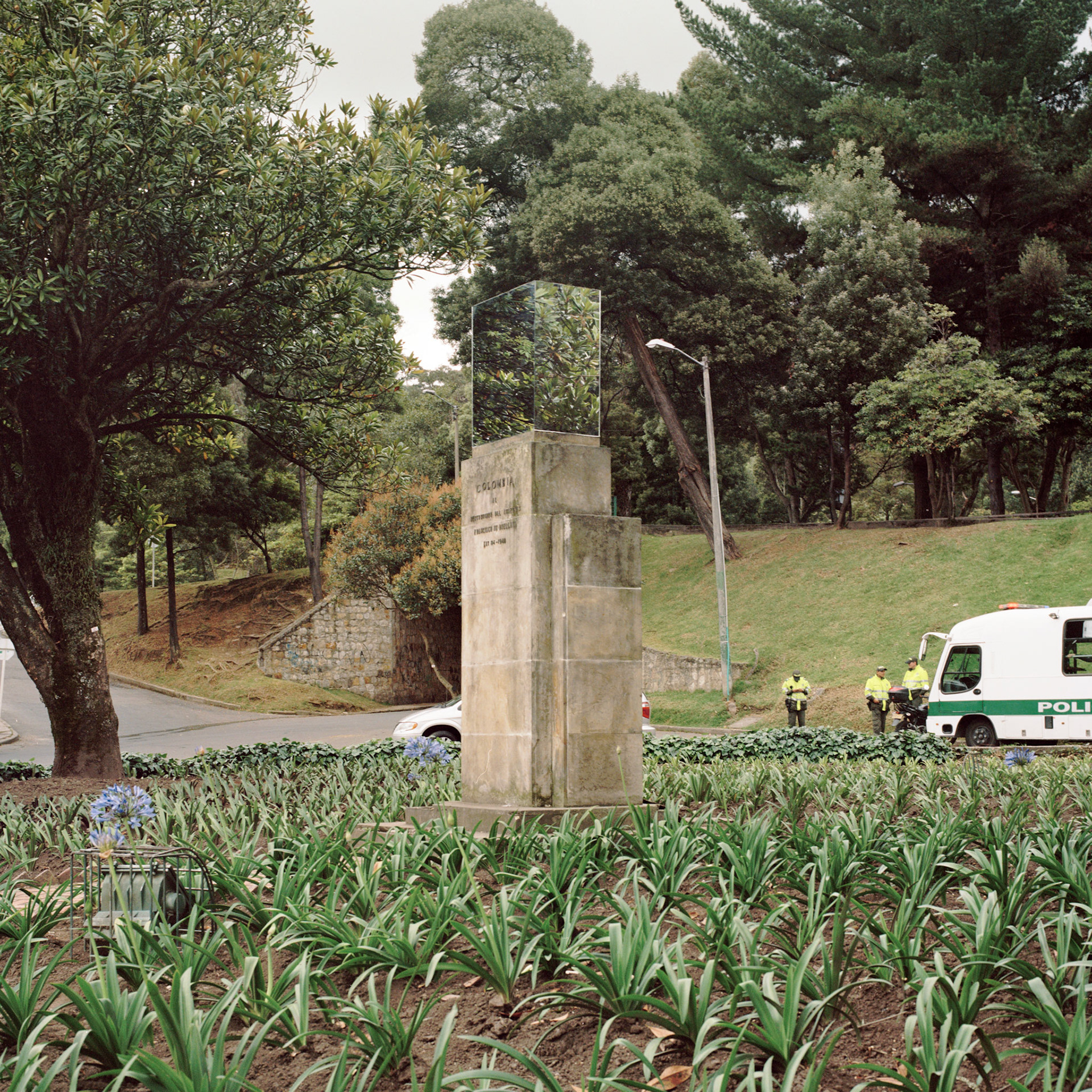 Iván Argote, Etcétera: Cubriendo con espejos a Francisco de Orellana, supuesto descubridor del Amazonas. Parque Nacional, Bogotá, 2012 - 2018.