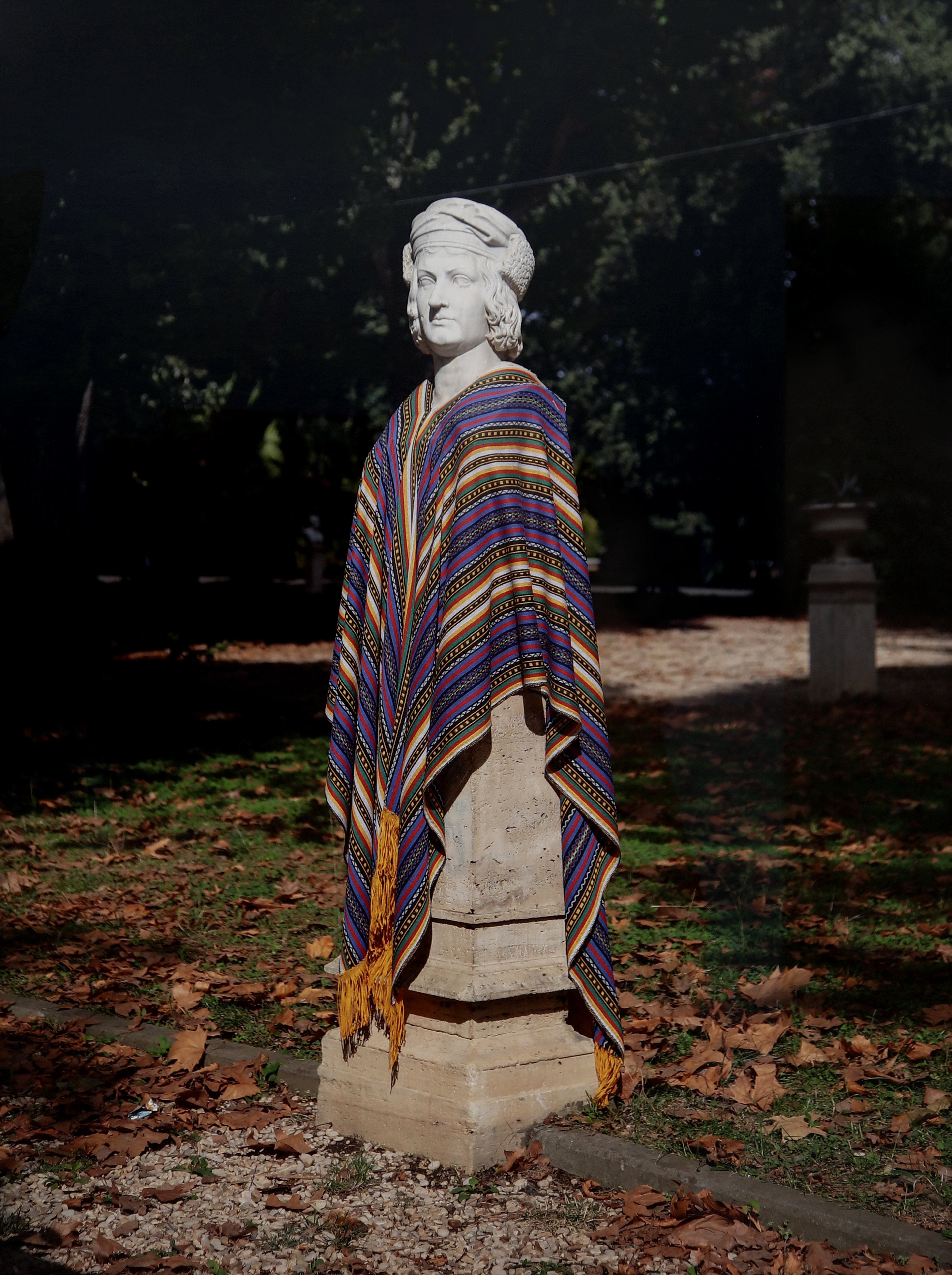 Iván Argote, Turistas: Christopher Columbus, Villa Borghese, Roma (October 12, 2024), 2024.