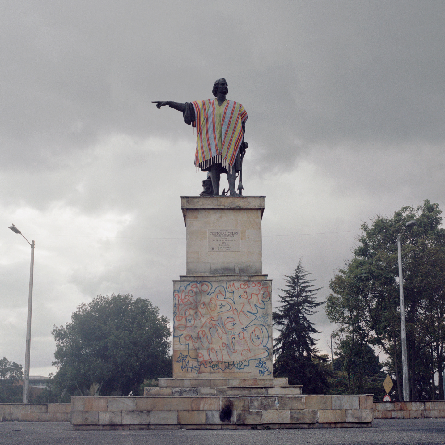 Iván Argote, Turistas: Christopher pointing out the south (at Bogotá), 2012.