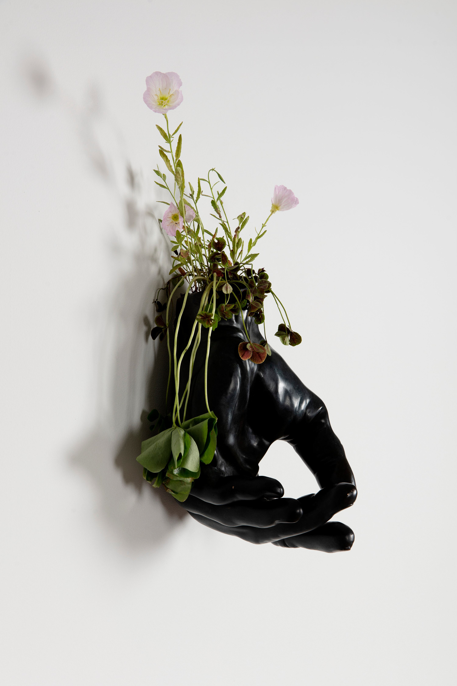 Iván Argote, Wild Flowers: A Hand, 2021. Courtesy of Perrotin, photography by Guillaume Ziccarelli.