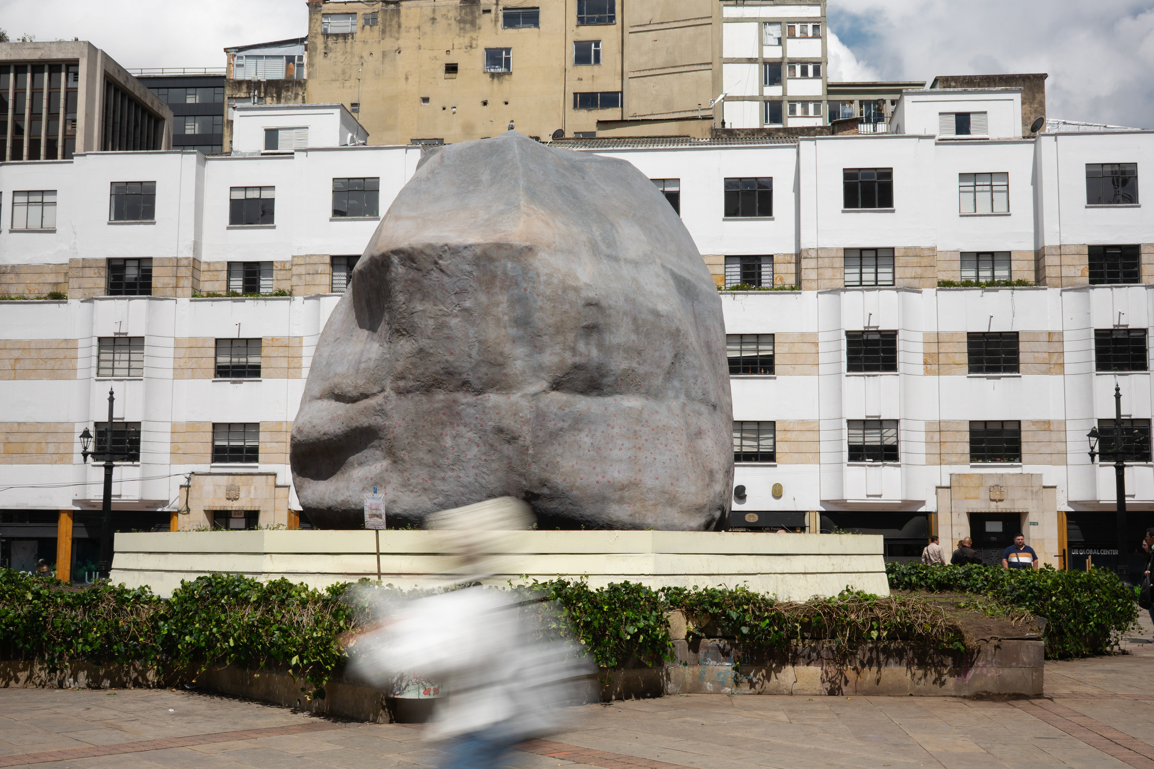 Dándole Peso a los Besos, Ensayos Sobre la Felicidad, BOG25 Bienal de Arte y Ciudad de Bogotá, Colombia, 2025. Photographer: Susana Rojas.
