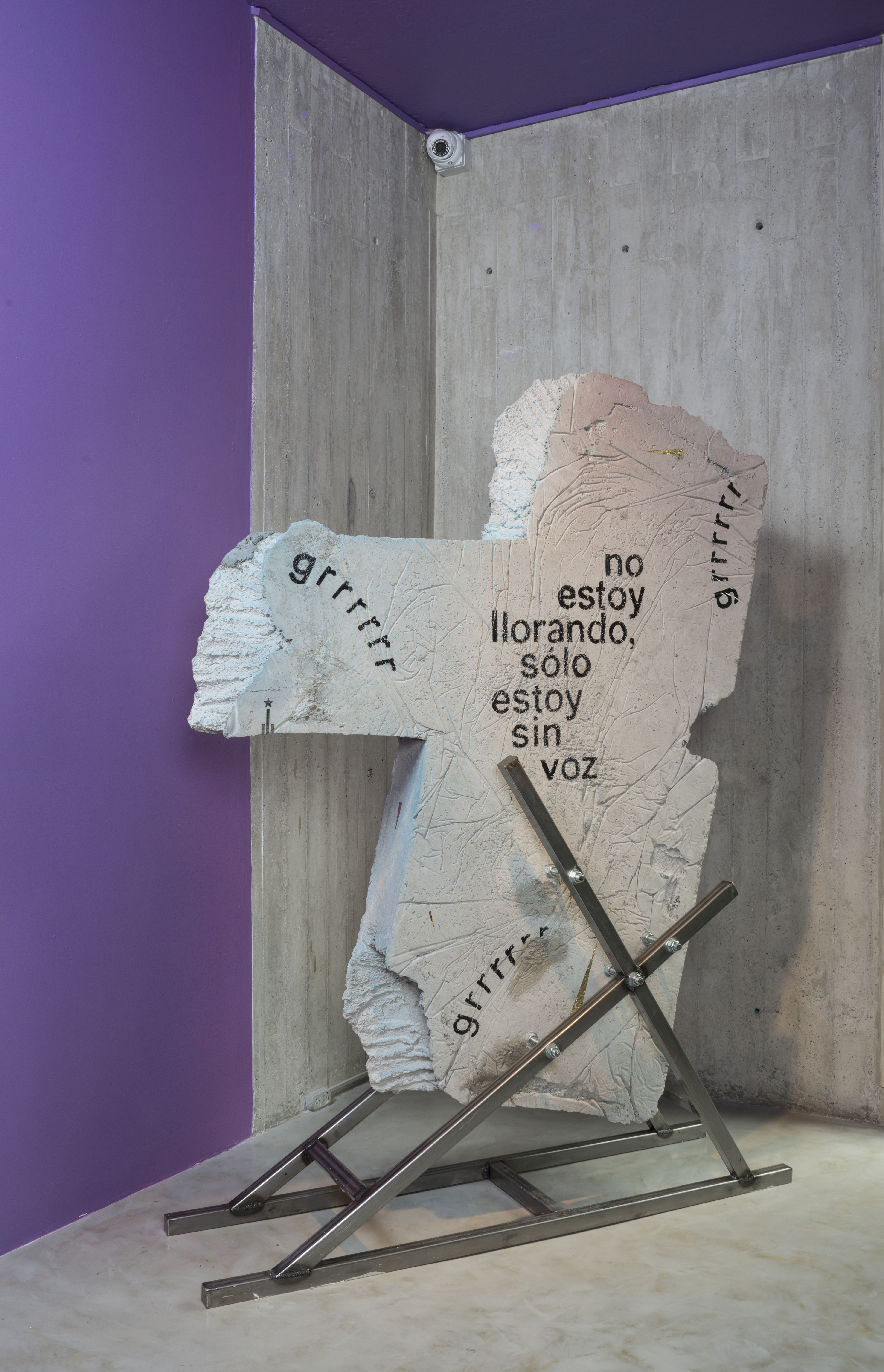 Iván Argote, Cómo lavar la loza coherentemente, NC Arte. On view 2015. Courtesy of the artist and NC Arte.