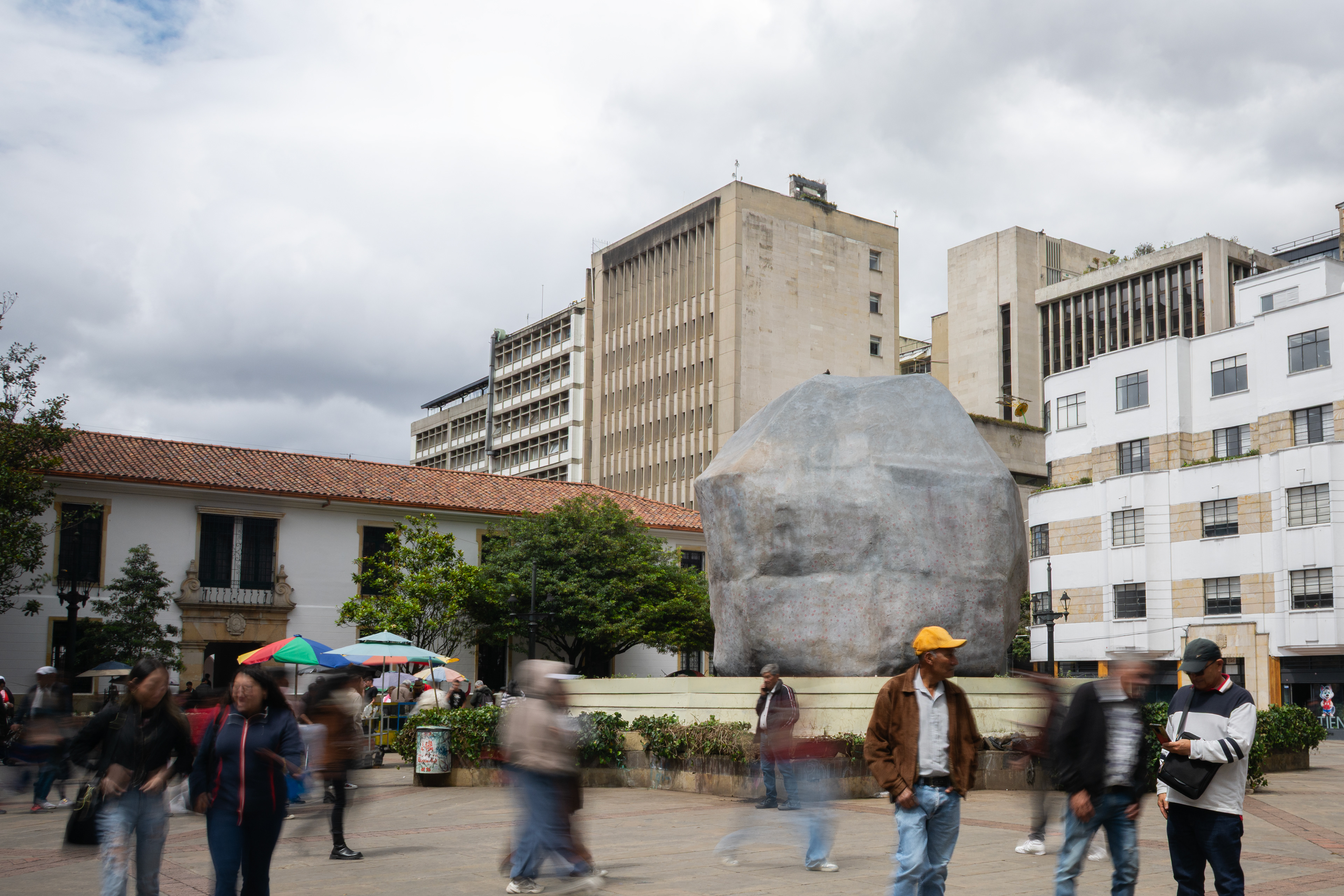 Dándole Peso a los Besos, Ensayos Sobre la Felicidad, BOG25 Bienal de Arte y Ciudad de Bogotá, Colombia, 2025. Photographer: Susana Rojas.