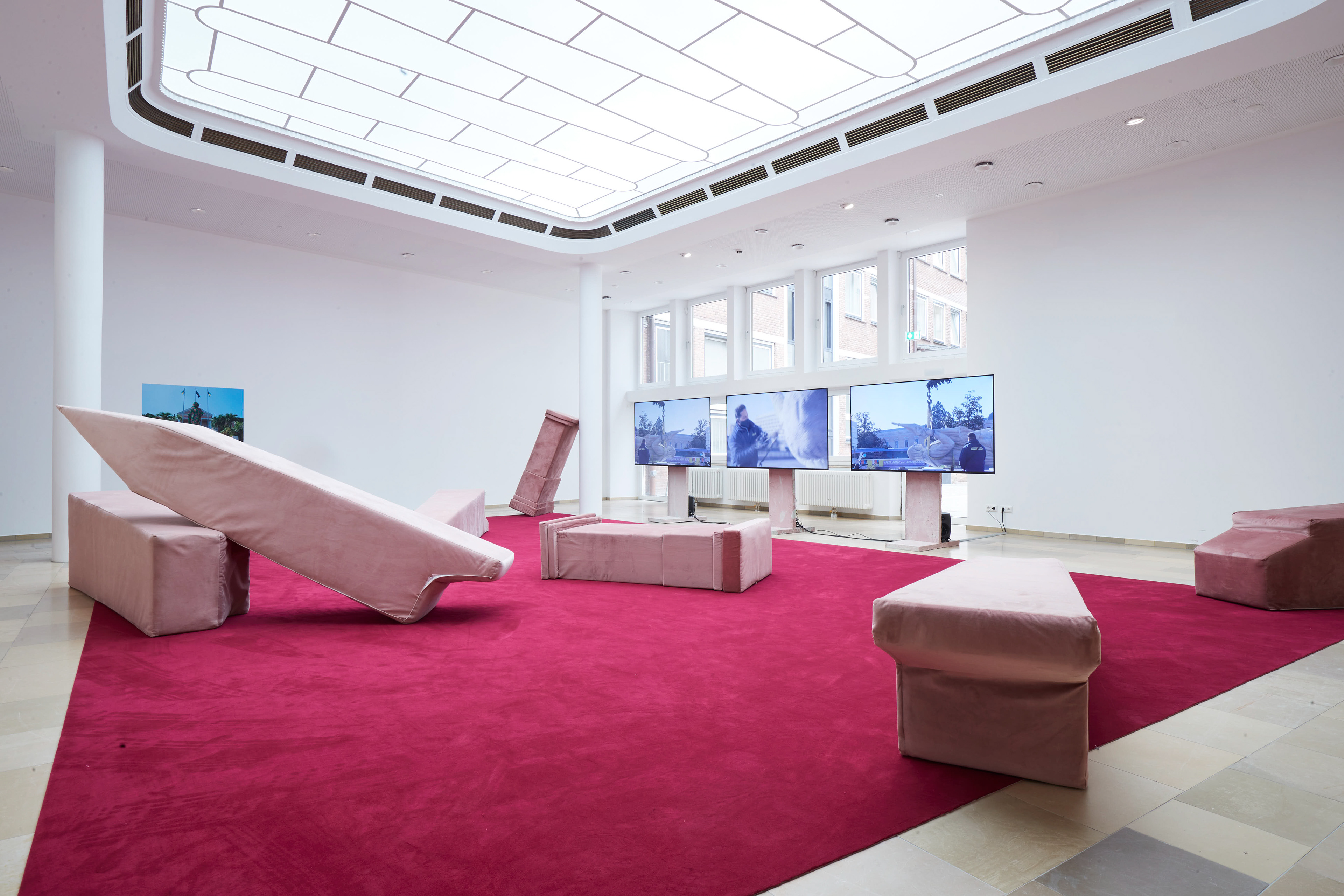 Off the Pedestals, Levitate installation, Stadthausgalerie Münster. On view August 2021. Courtesy of the artist and Stadthausgalerie Münster.