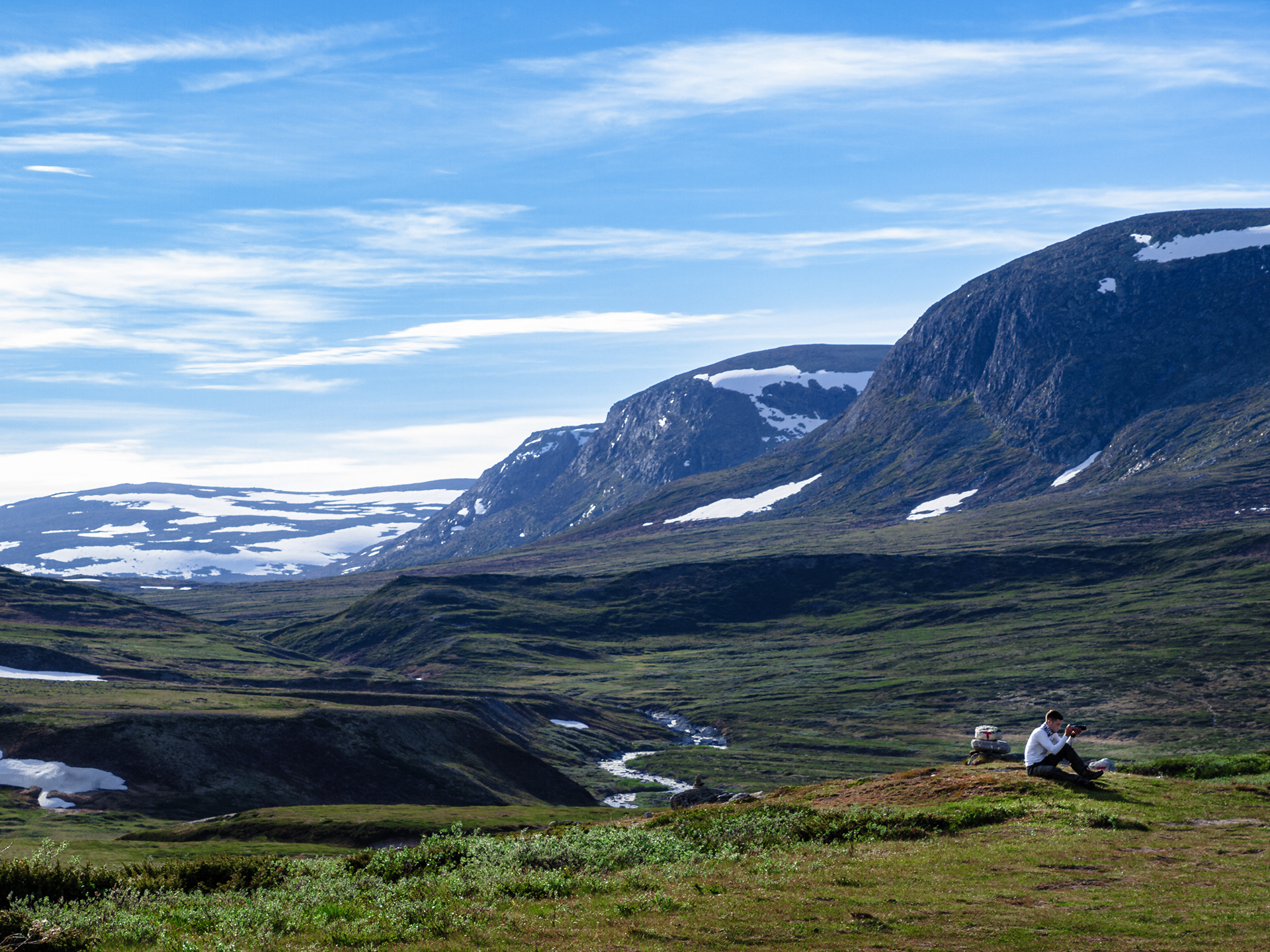 Rob steadies his camera to photograph musk oxen in Dovrefjell-Sunndalsfjella Nasjonalpark